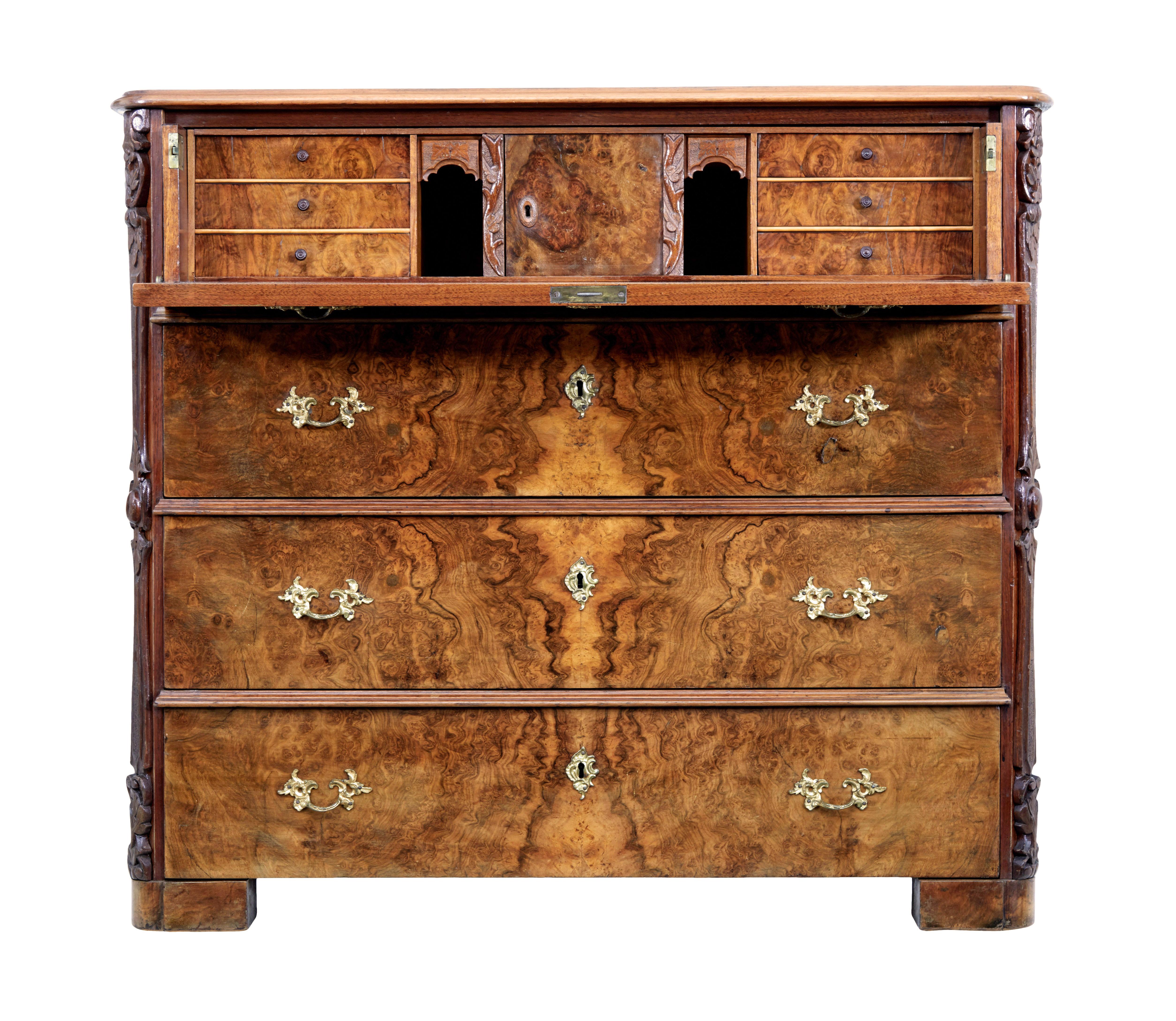 Sekretariatskommode aus Wurzelnussholz, 19. Jahrhundert, um 1870.

Qualitativ hochwertige Kommode mit 4 Schubladen, wobei die oberste Schublade ausziehbar ist und als Schreibfläche für einen Sekretär dient.

4 gleich große Schubladenfronten,