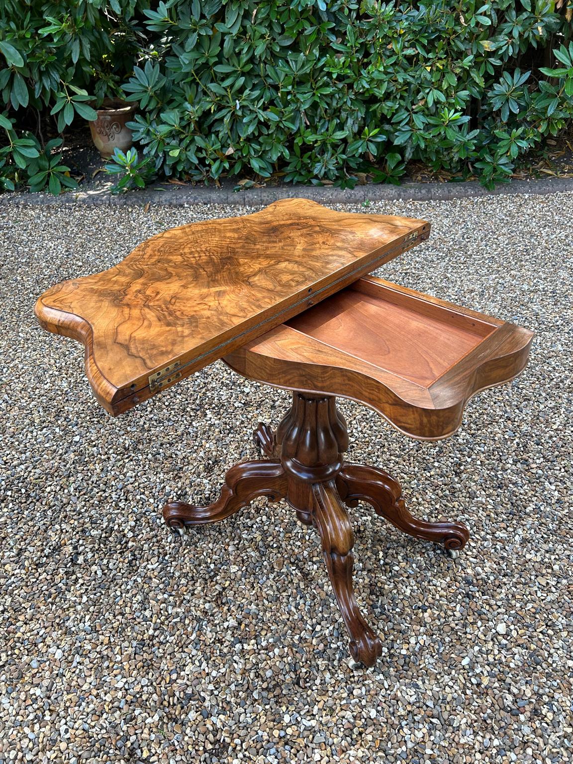 Anglais Table à cartes en ronce de noyer du XIXe siècle en vente