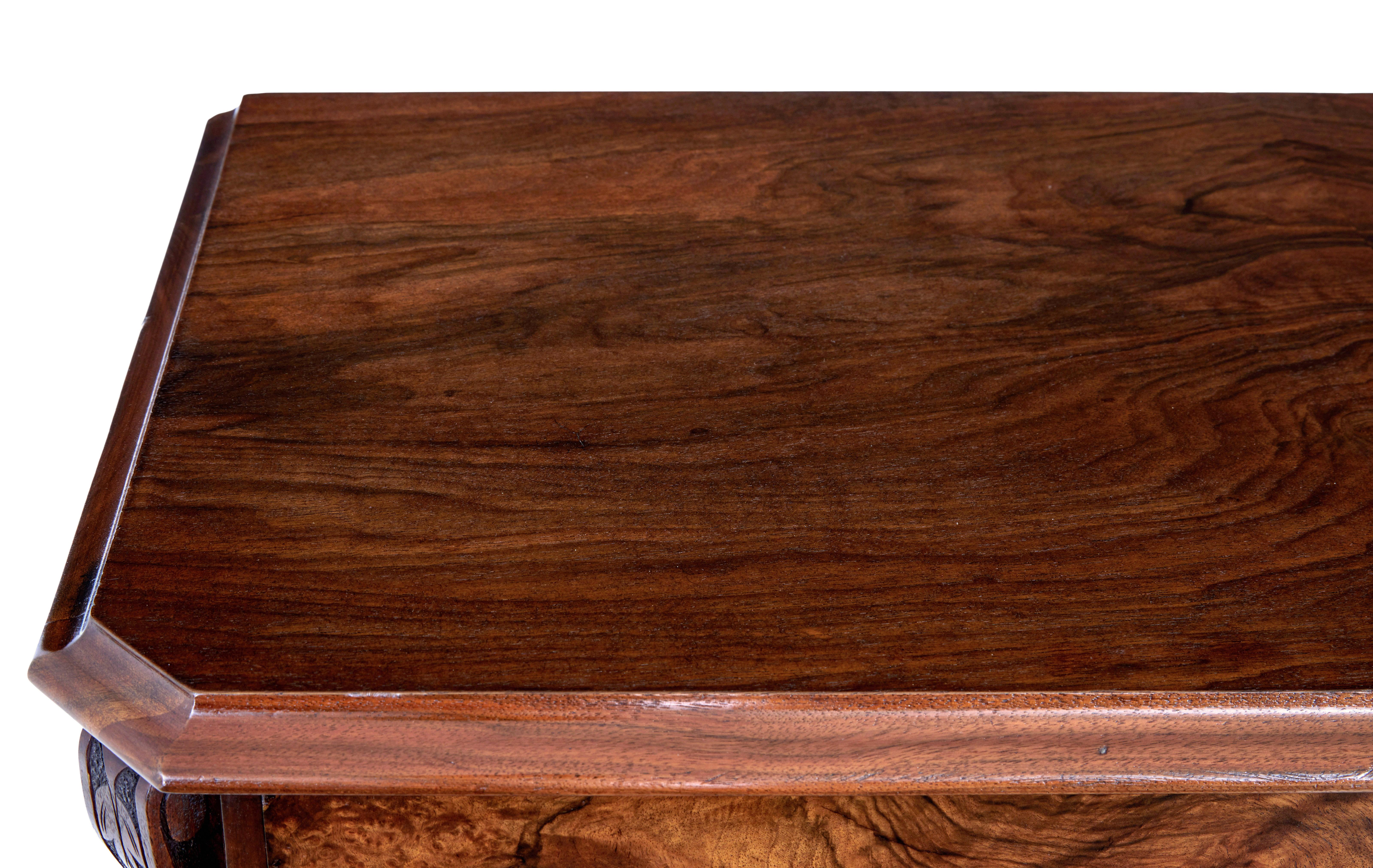 Cassettiera alta in radica di noce del XIX secolo, circa 1870.

Bellissima cassettiera in noce di qualità appena restaurata nel nostro laboratorio.

Cassapanca scandinava, che può essere identificata perché non è mai stata dotata di maniglie e si