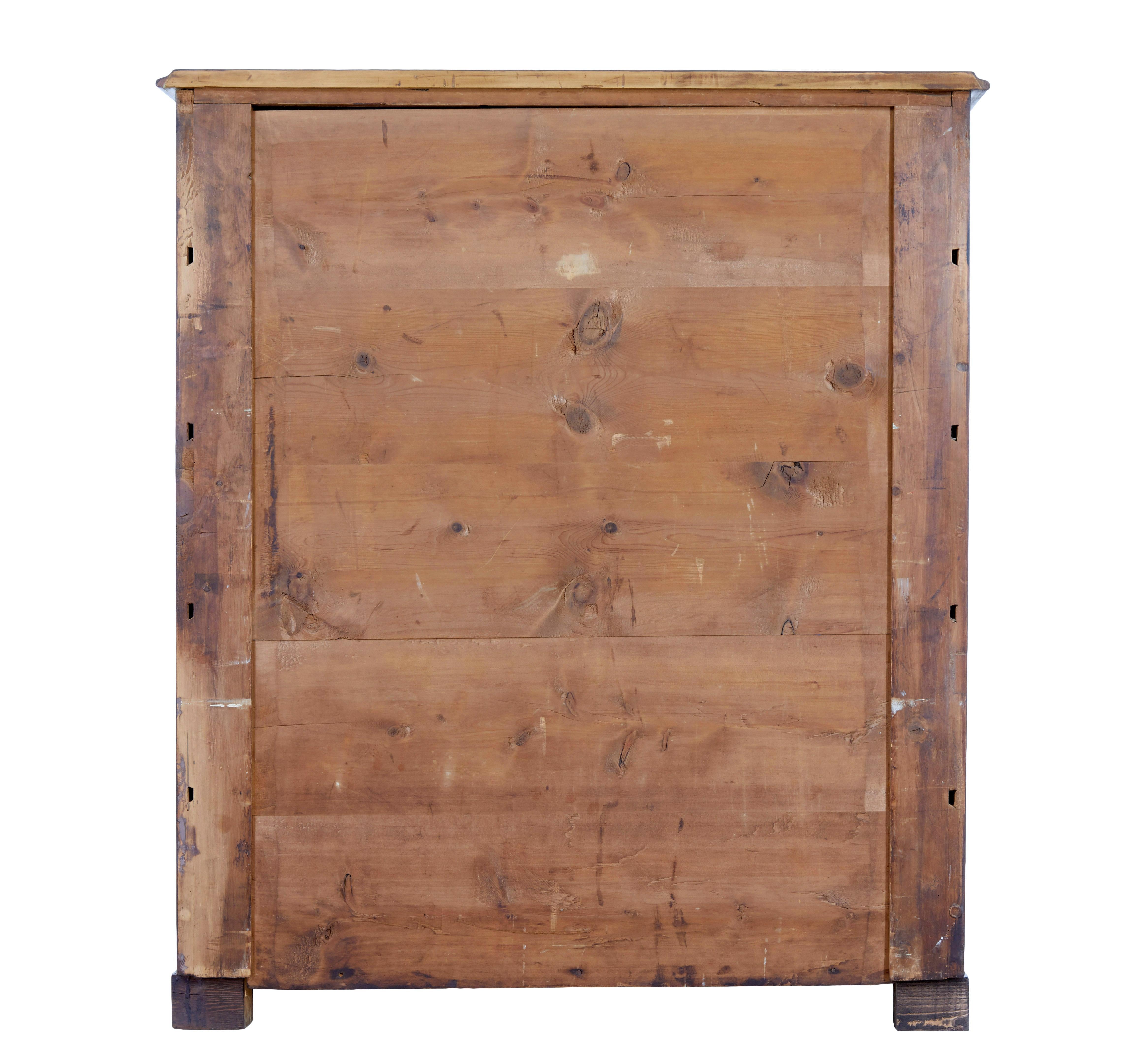 Noyer Grande commode en ronce de noyer du 19e siècle