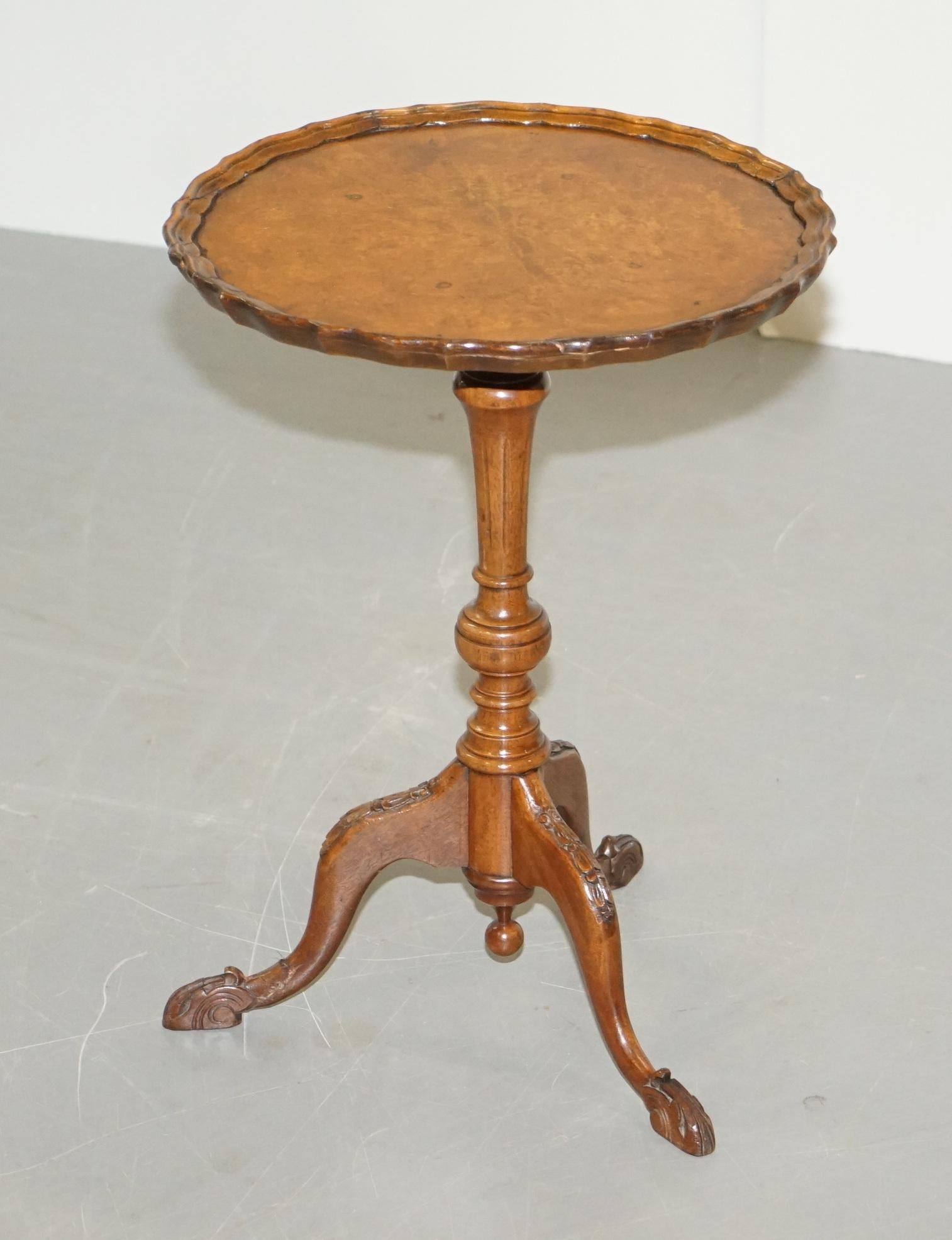 Nous avons le plaisir de proposer à la vente cette sublime table tripode Victorienne vers 1880 en ronce de noyer

Une magnifique petite table d'appoint, fortement sculptée à la base et avec une patine de bois à mourir sur le dessus

Il y aura