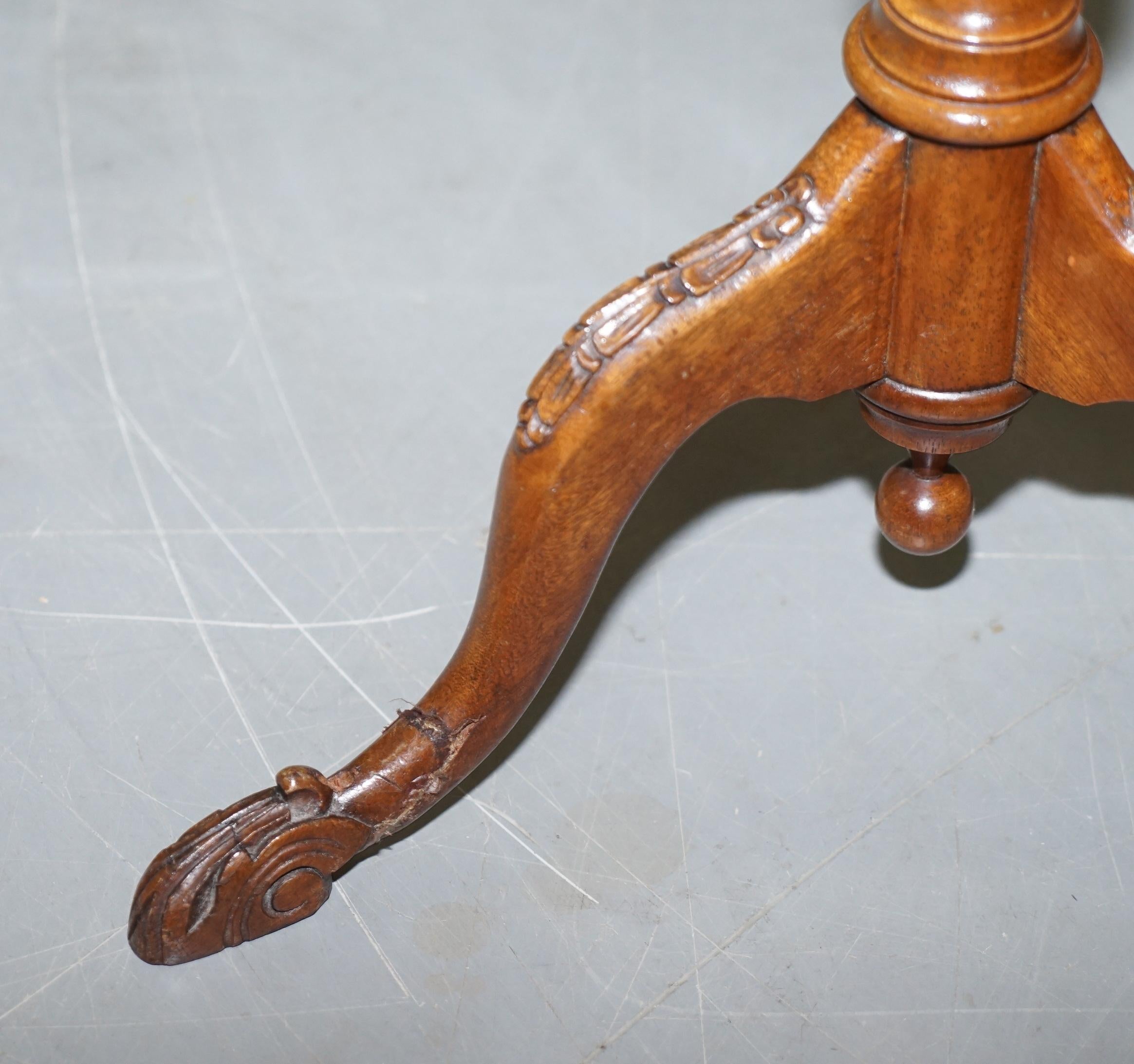 Table d'appoint à trois pieds en ronce de noyer du 19ème siècle, ornée d'une sculpture de style victorien en vente 1