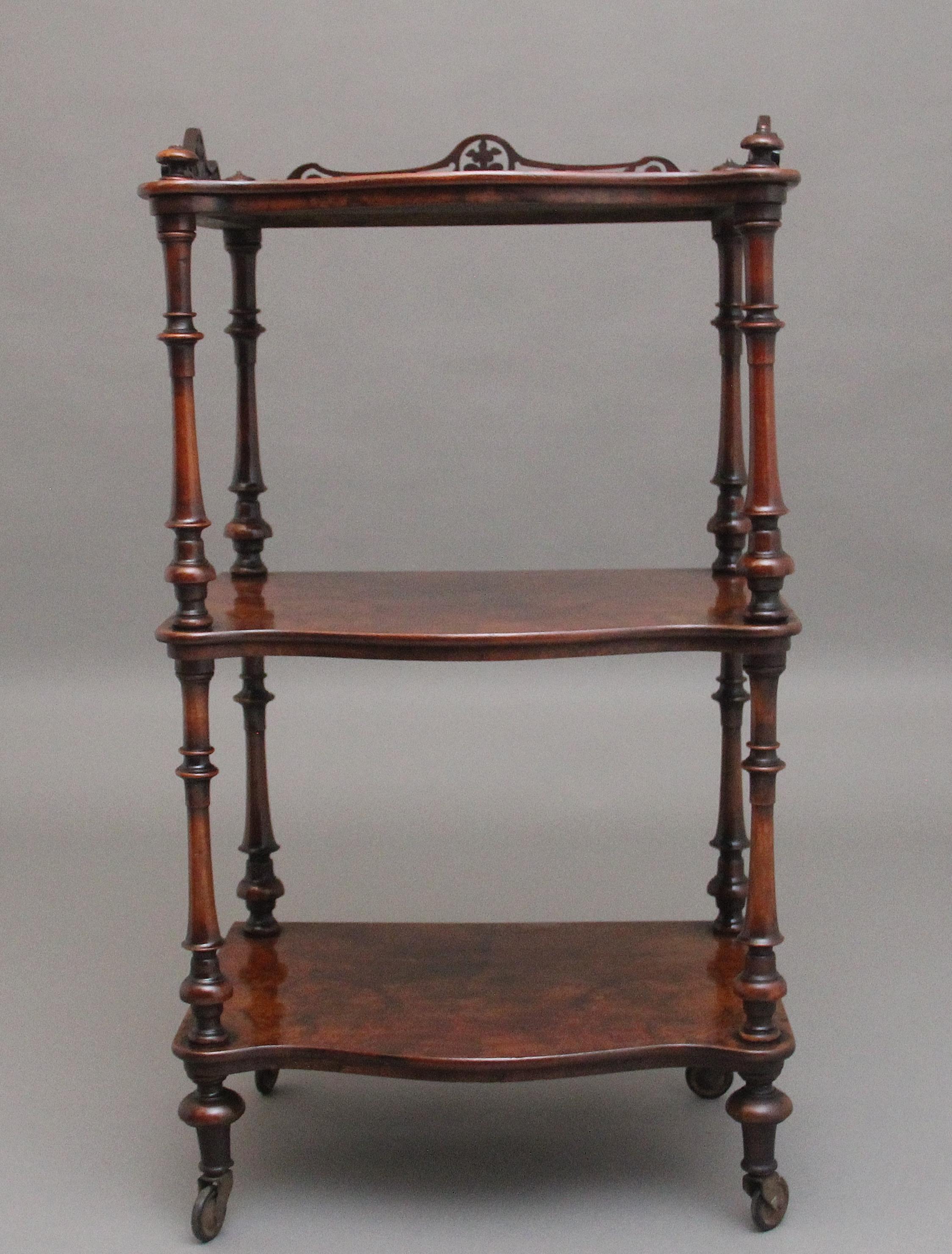 Whatnot à trois niveaux en ronce de noyer du XIXe siècle, le niveau supérieur présentant une galerie sculptée percée et des épis de faîtage tournés dans chaque coin, chaque niveau façonné présentant un magnifique plateau figuré, soutenu par des
