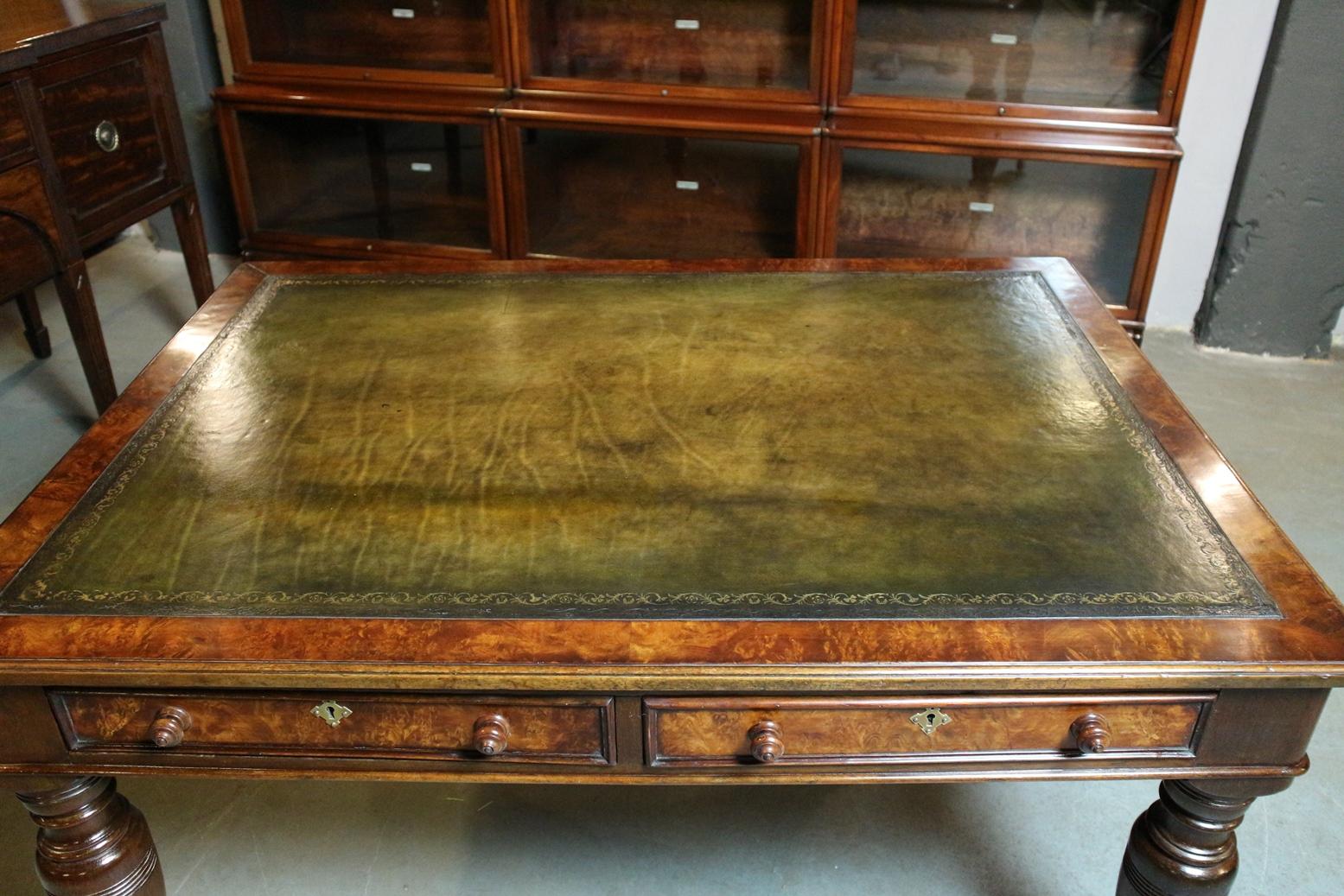 19th Century  Burr Walnut  Writing Table In Good Condition In Eindhoven, NL