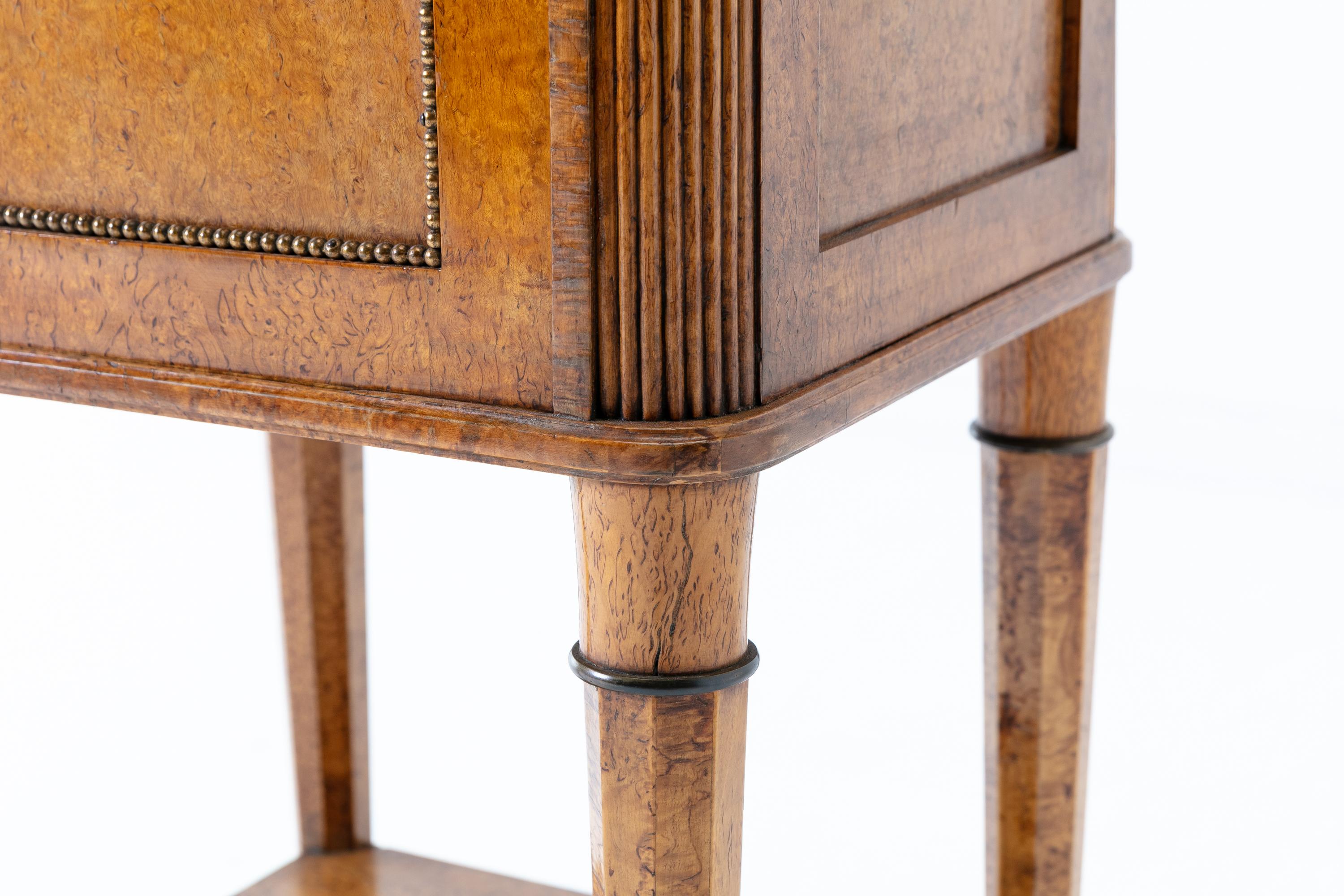 Laiton Armoire de chevet en bois de ronce du 19ème siècle en vente