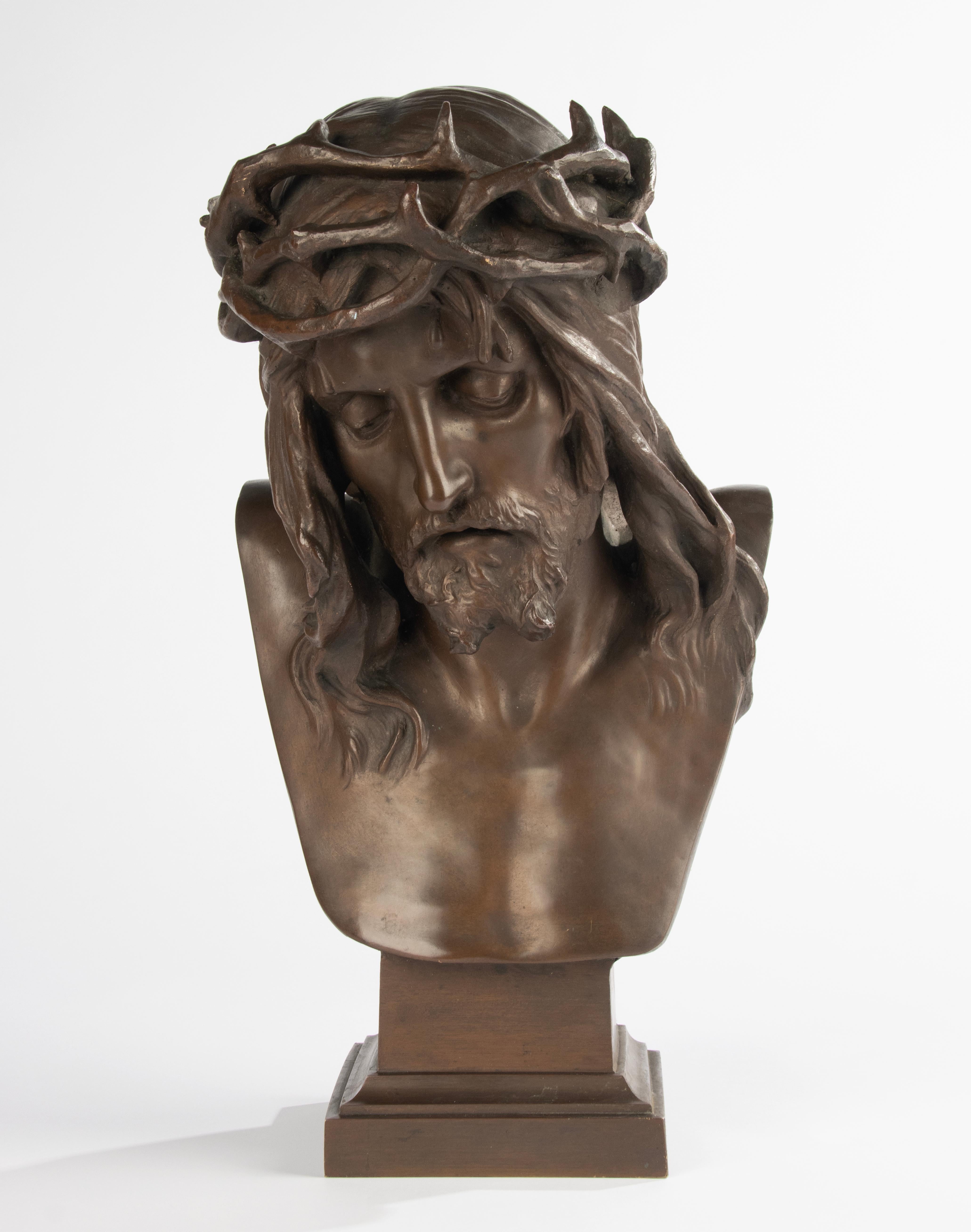 Impressionnant buste en bronze du XIXe siècle représentant le Christ avec la couronne d'épines, signé E. Marioton. La sculpture représente le Christ dans un moment de tristesse sereine, la tête légèrement inclinée sous une couronne d'épines