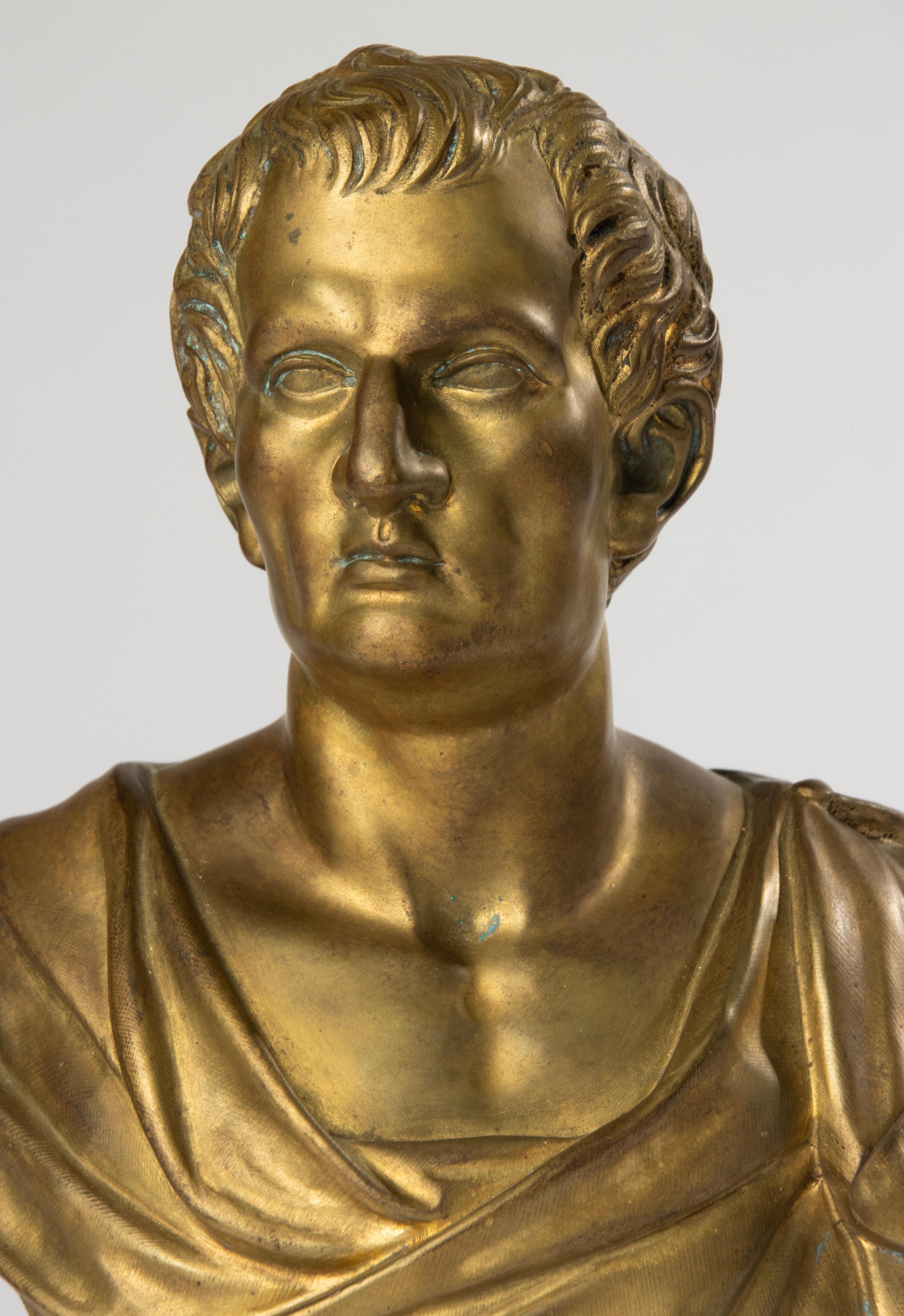Elegante vergoldete Bronzebüste von César aus dem späten 19. Jahrhundert, die dem französischen Hersteller F. Aulde zugeschrieben wird. Die im neoklassizistischen Stil ausgeführte Büste stellt eine römische Figur - wahrscheinlich Julius Caesar -