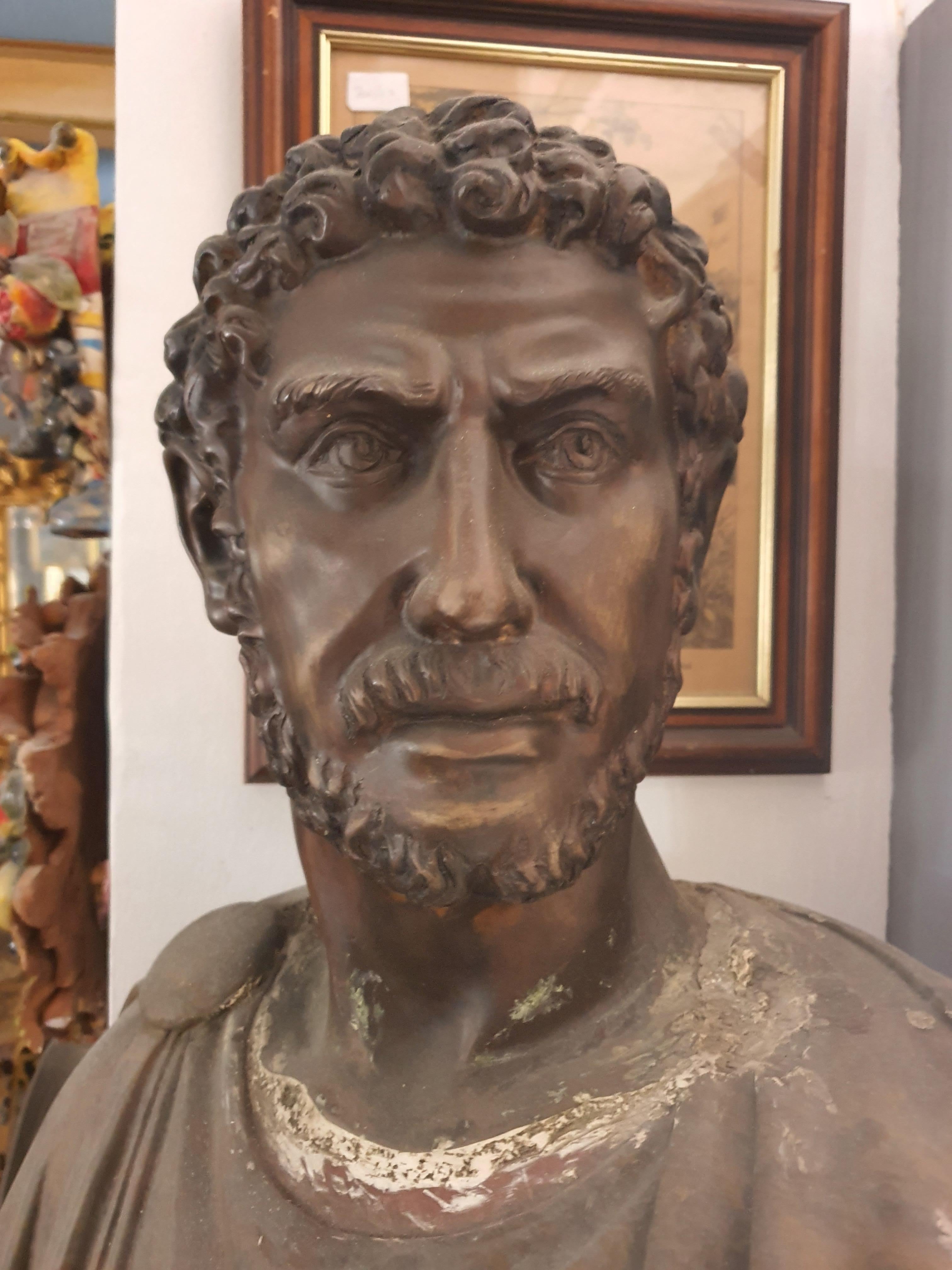Élégant buste en marbre et en bronze, représentant une figure romaine. Ciselage particulier de la tête en bronze. Finement sculpté dans les moindres détails.