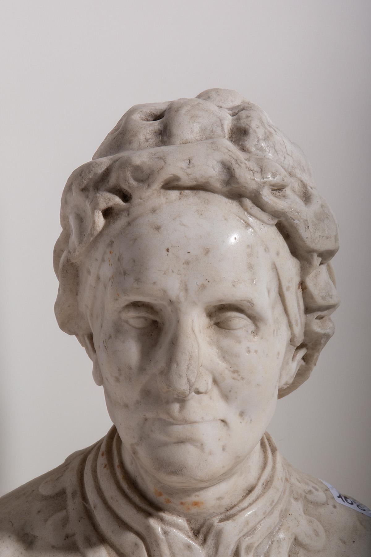 Cet extraordinaire buste en marbre du XIXe siècle est un exemple sublime de sculpture classique, enrichi d'un réalisme fascinant. L'artisan a habilement insufflé la vie au marbre, capturant les traits du visage du sujet avec maîtrise, des rides