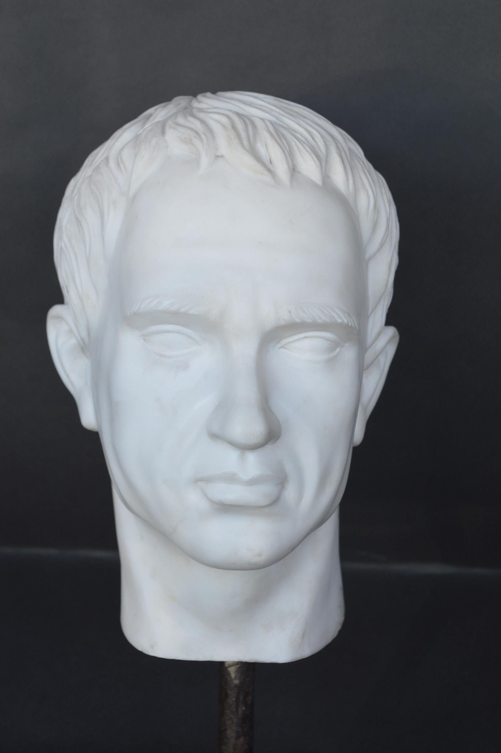 Büste von Julius Caesar aus Marmor montiert Bronze Basis mit Patina.
