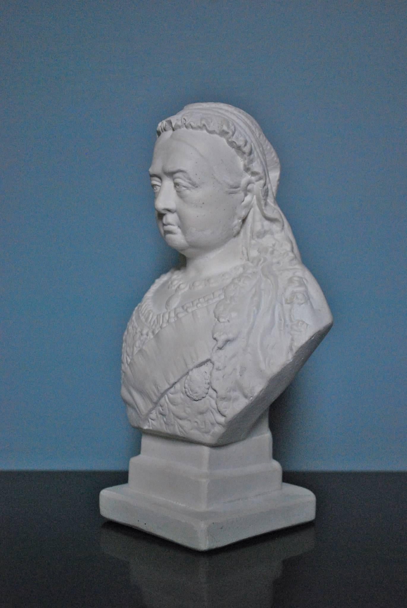 19th Century Bust of Queen Victoria by Robinson & Leadbeater In Excellent Condition For Sale In Tetsworth, GB