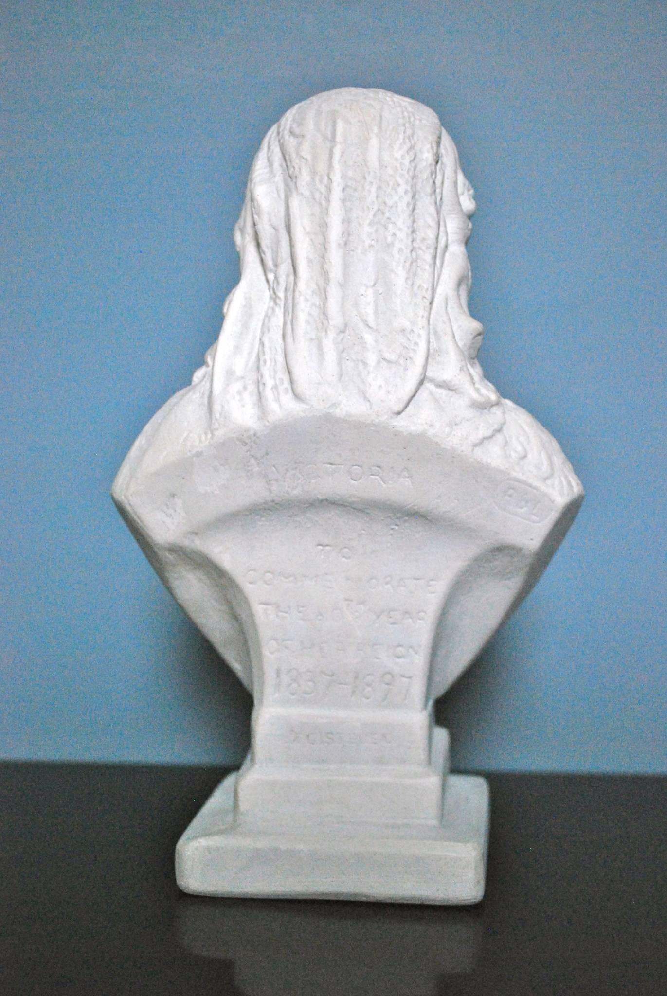 19th Century Bust of Queen Victoria by Robinson & Leadbeater For Sale 1
