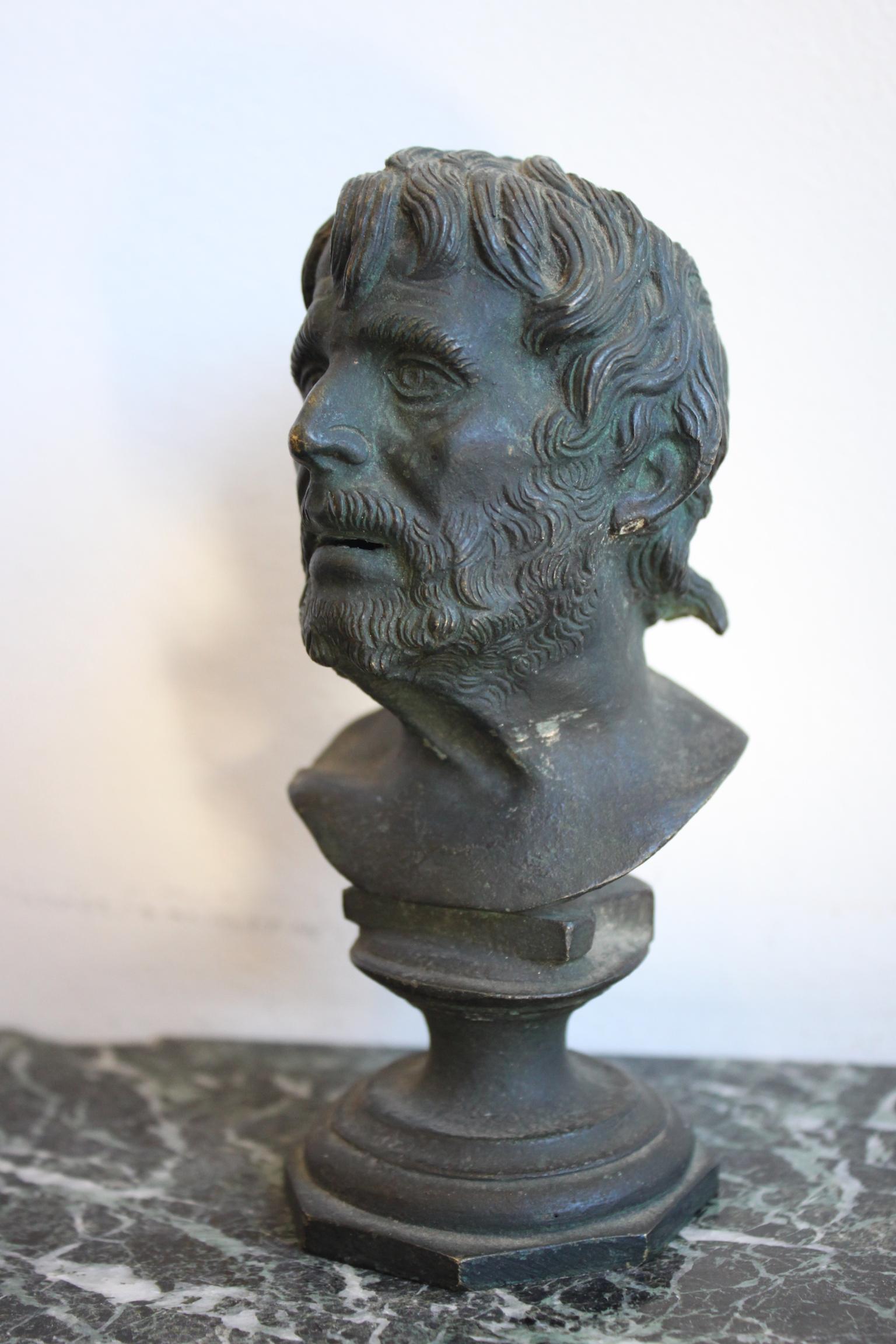 19th century bust of Seneca, very old bronze. Very fine. Open mouth.
Dimensions: Height 14cm, diameter 6cm.
