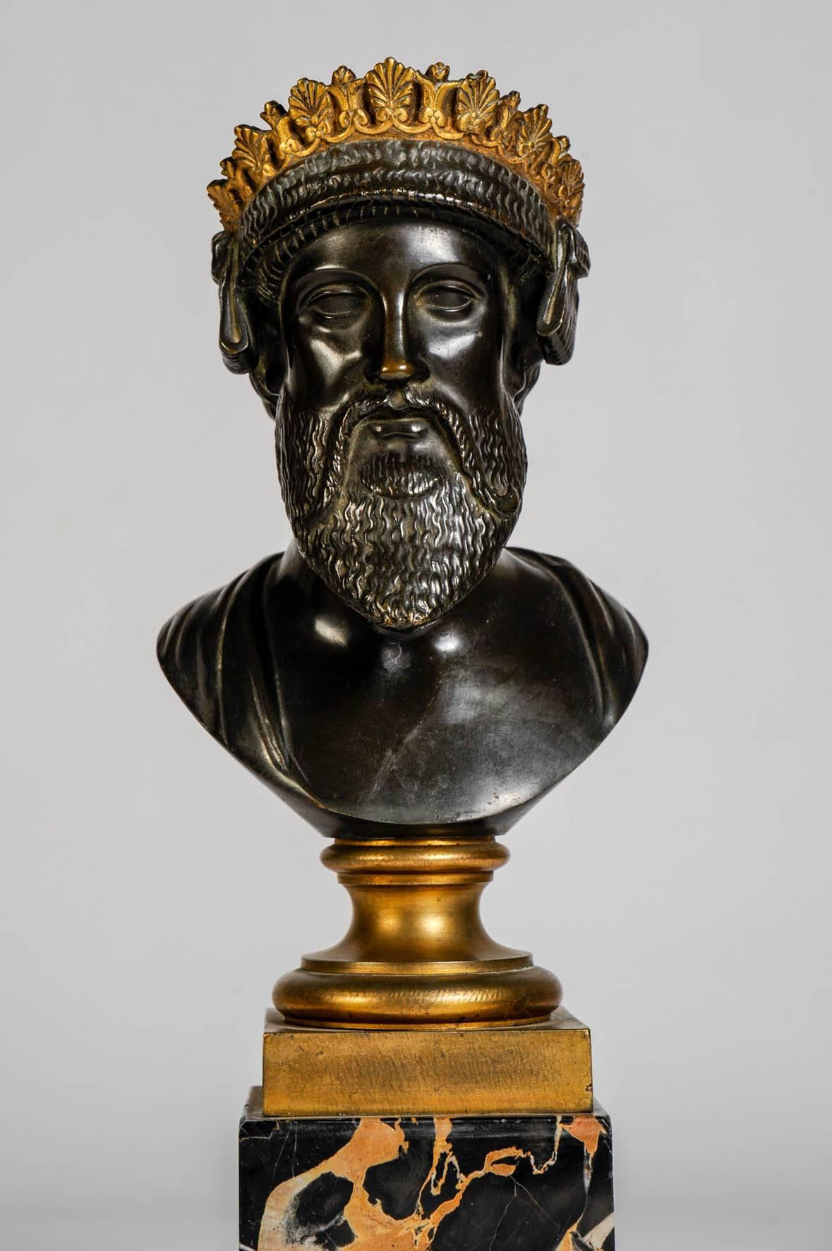 Busto in bronzo a doppia patina su base di marmo.