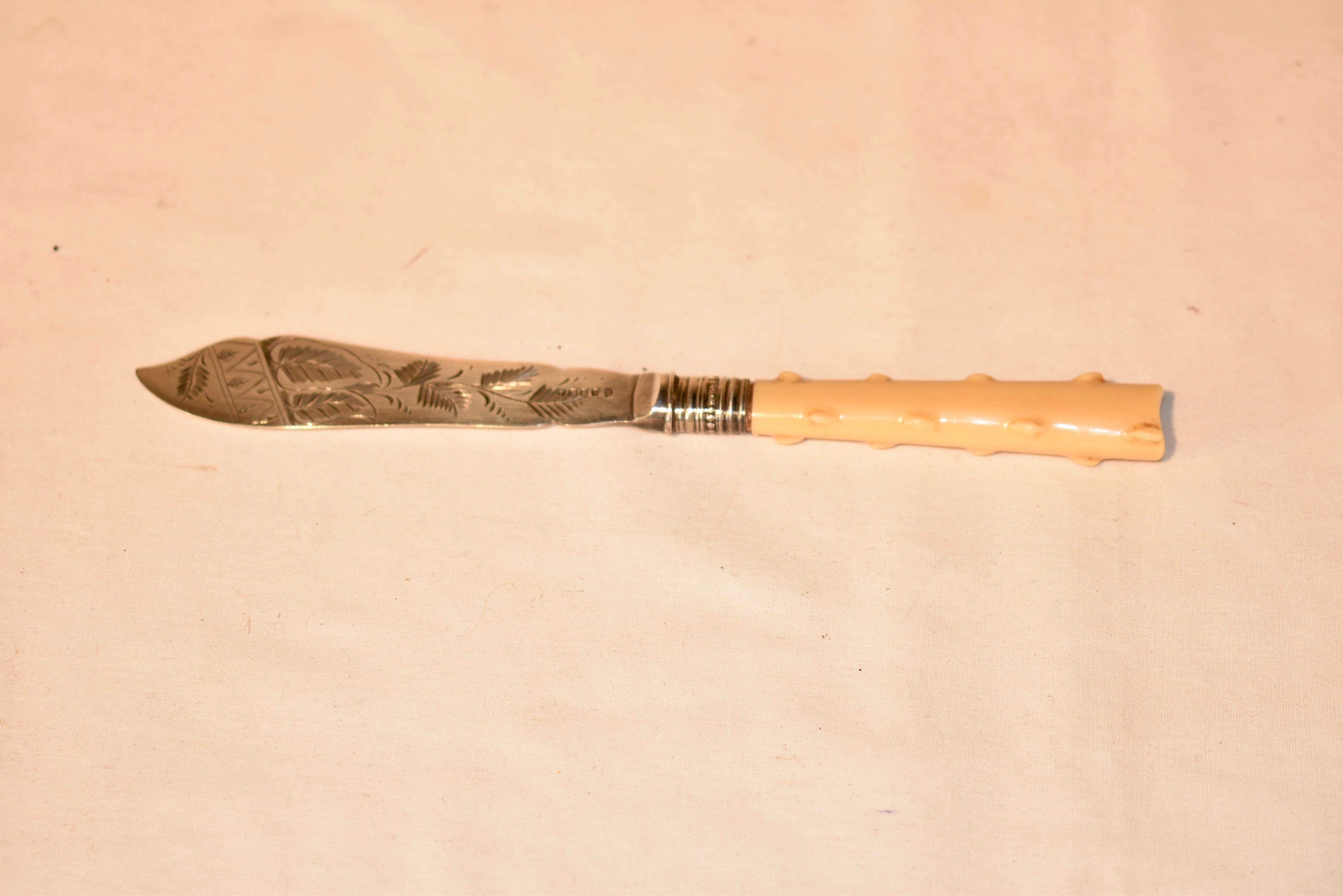 Buttermesser mit Knochengriff aus dem späten 19. Jahrhundert mit einem schönen handgeschnitzten Knochengriff und einer geformten und gravierten versilberten Klinge.  Die Klinge hat eingravierte Motive aus Blättern und geometrischen Mustern.  Dies