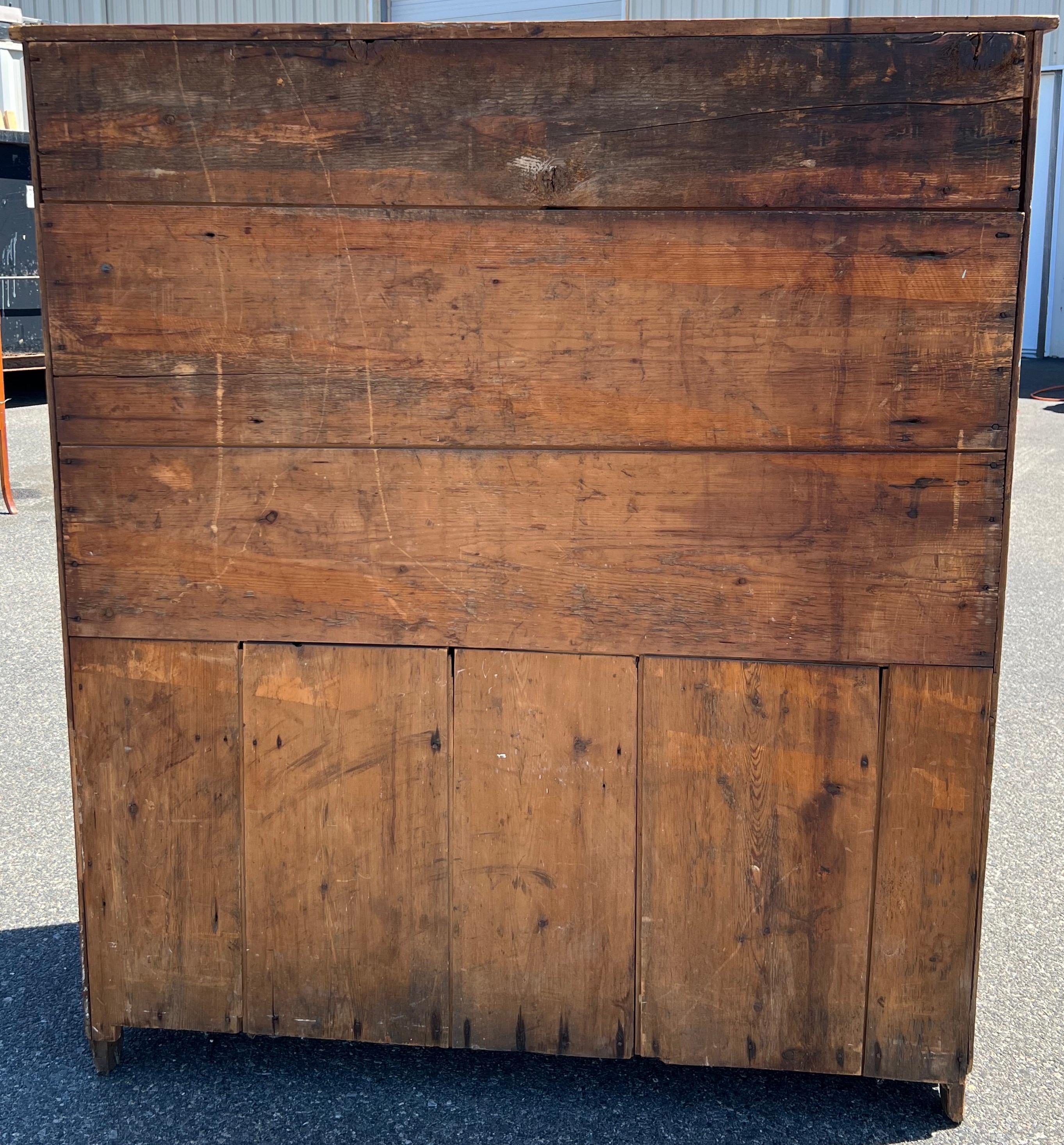 Schrank aus Butternussholz mit Porzellangriffen aus dem 19. Jahrhundert im Zustand „Gut“ im Angebot in Nantucket, MA
