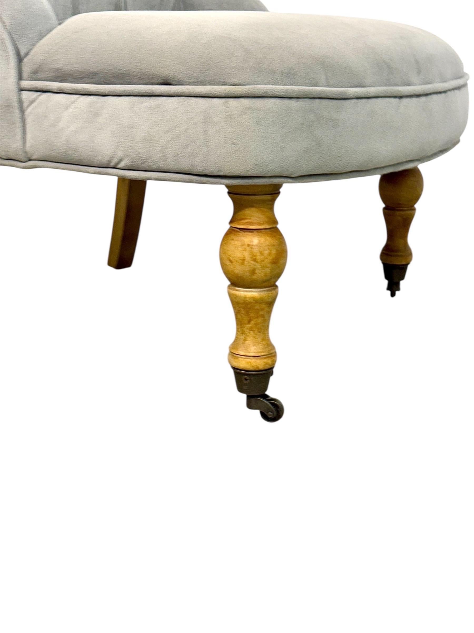 Pantoffelstuhl mit Knöpfen aus dem 19. Jahrhundert und gedrechselten Buchebeinen im Angebot 1