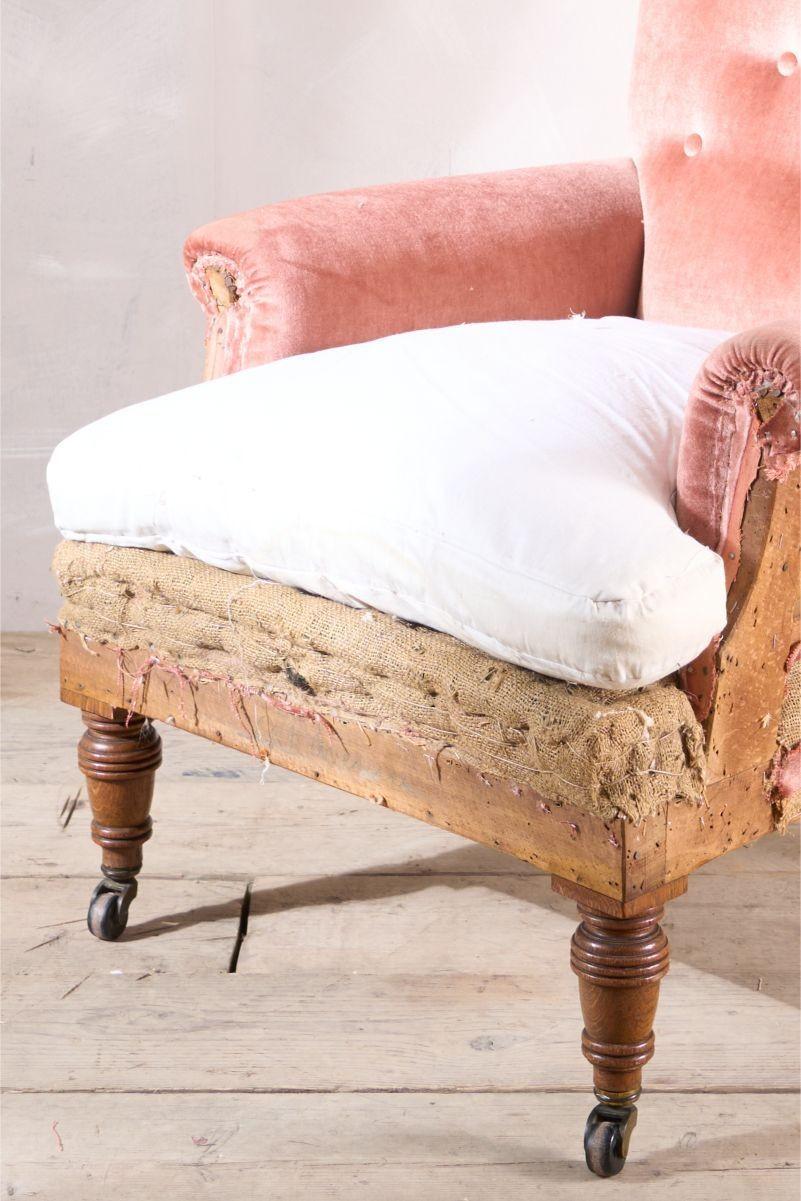 Il s'agit d'un fauteuil victorien à dossier boutonné très élégant et de grande qualité. Sa forme et son profil sont excellents, avec des proportions soignées. Elle repose sur des pieds en chêne joliment tournés et équipés de roulettes d'origine.