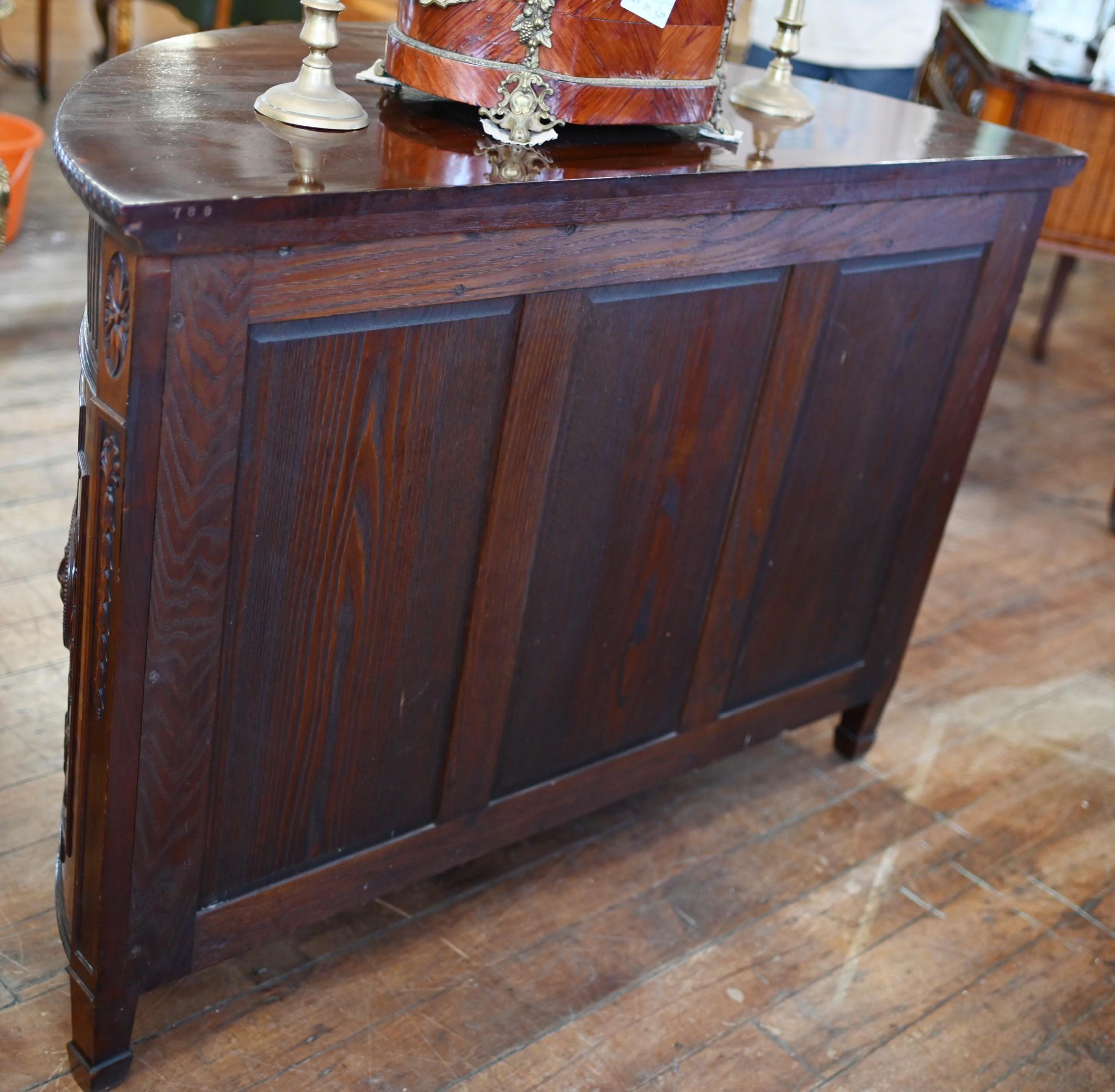 Stai visualizzando uno splendido mobile Adams Revival in mogano
Forma demi lune e decorata con disegni classici che includono rossette, ghirlande, urne e teste di leoni.
Il mogano ha una patina profonda ed è molto capiente.
L'abbiamo acquistata in
