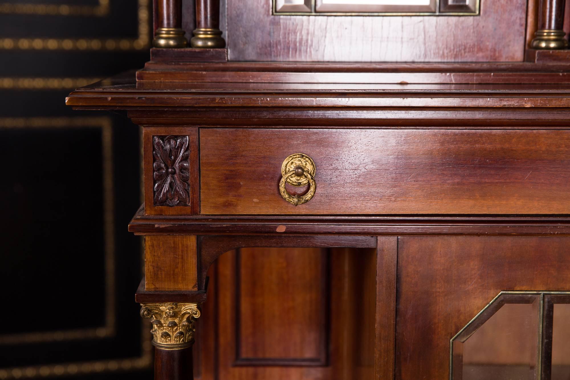 Acajou Armoire/armoire du 19ème siècle en placage d'acajou de style Empire antique en vente