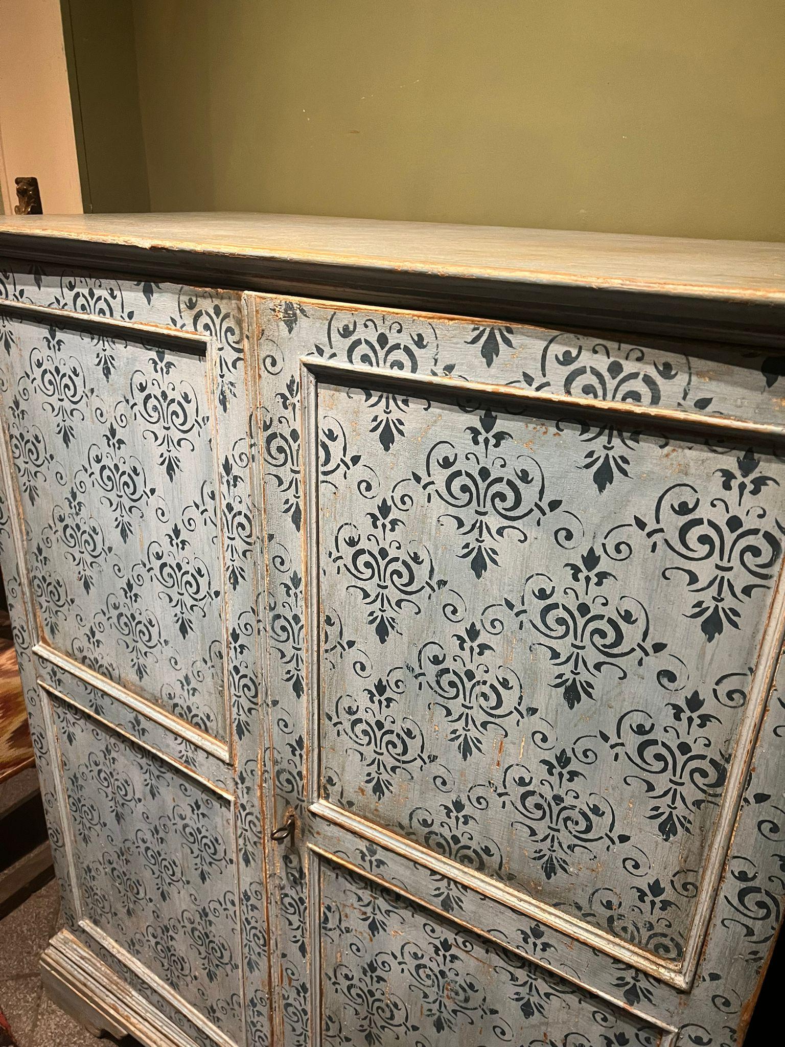 Armoire à deux portes dans les tons bleus et bleus, peinture non coevalente. Le meuble possède trois étagères à l'intérieur qui servaient à ranger les vêtements sacrés du prêtre, 19e siècle, Toscane.