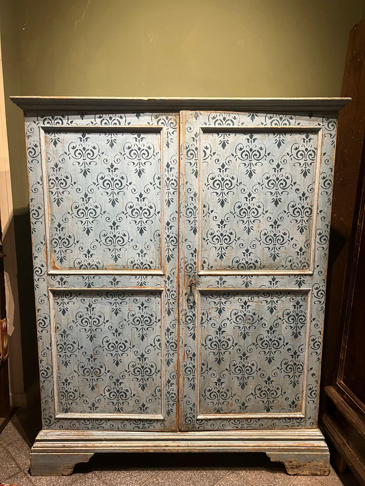 Cabinet à deux portes du 19e siècle en vente 2