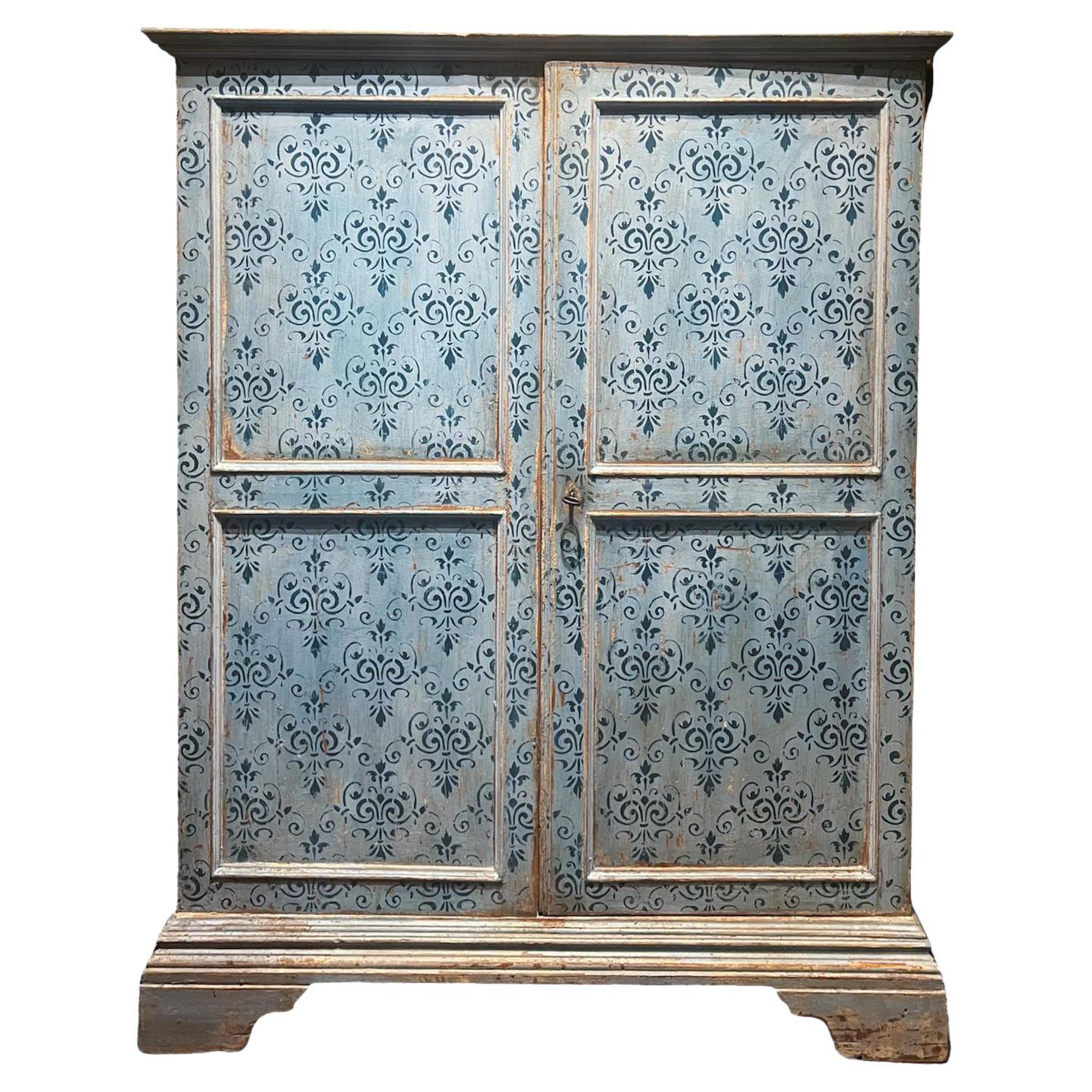 Cabinet à deux portes du 19e siècle en vente