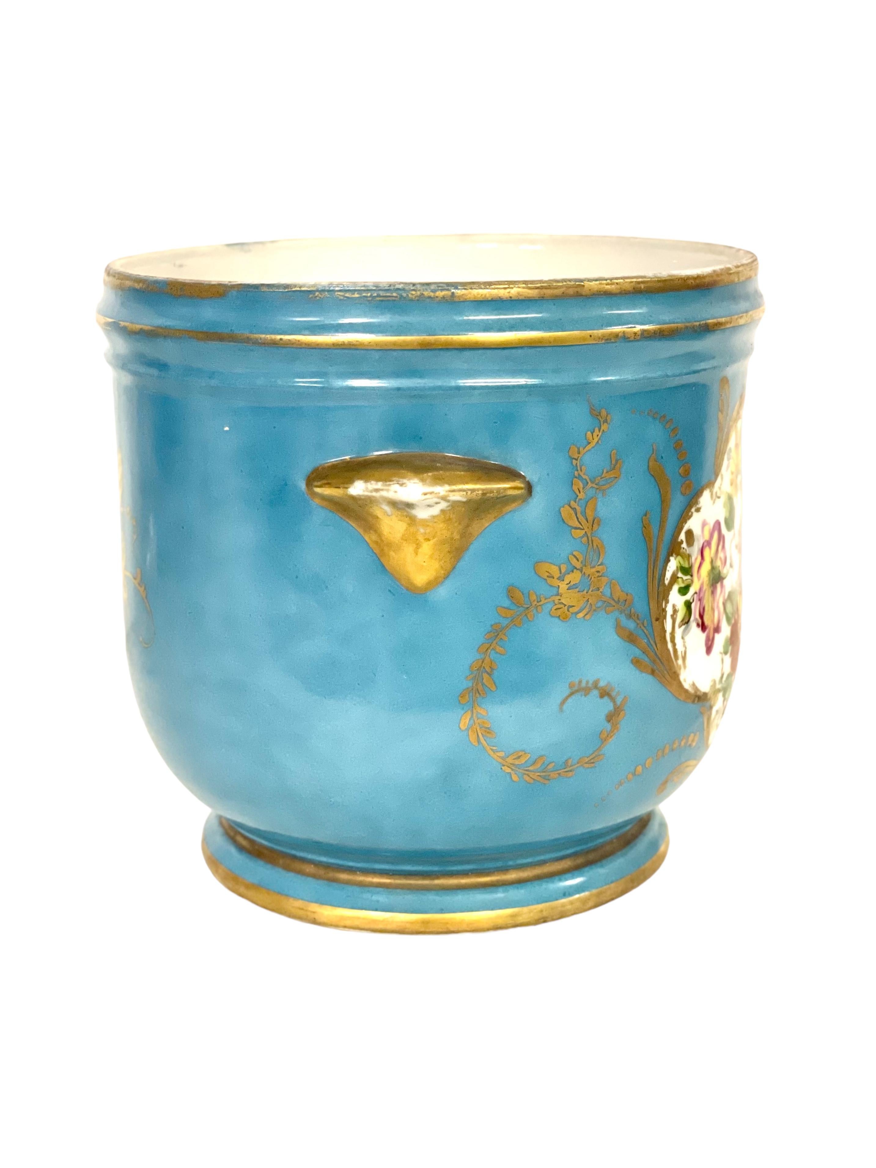 19th Century Limoges Porcelain Cache Pot in a Sèvres Style In Good Condition For Sale In LA CIOTAT, FR