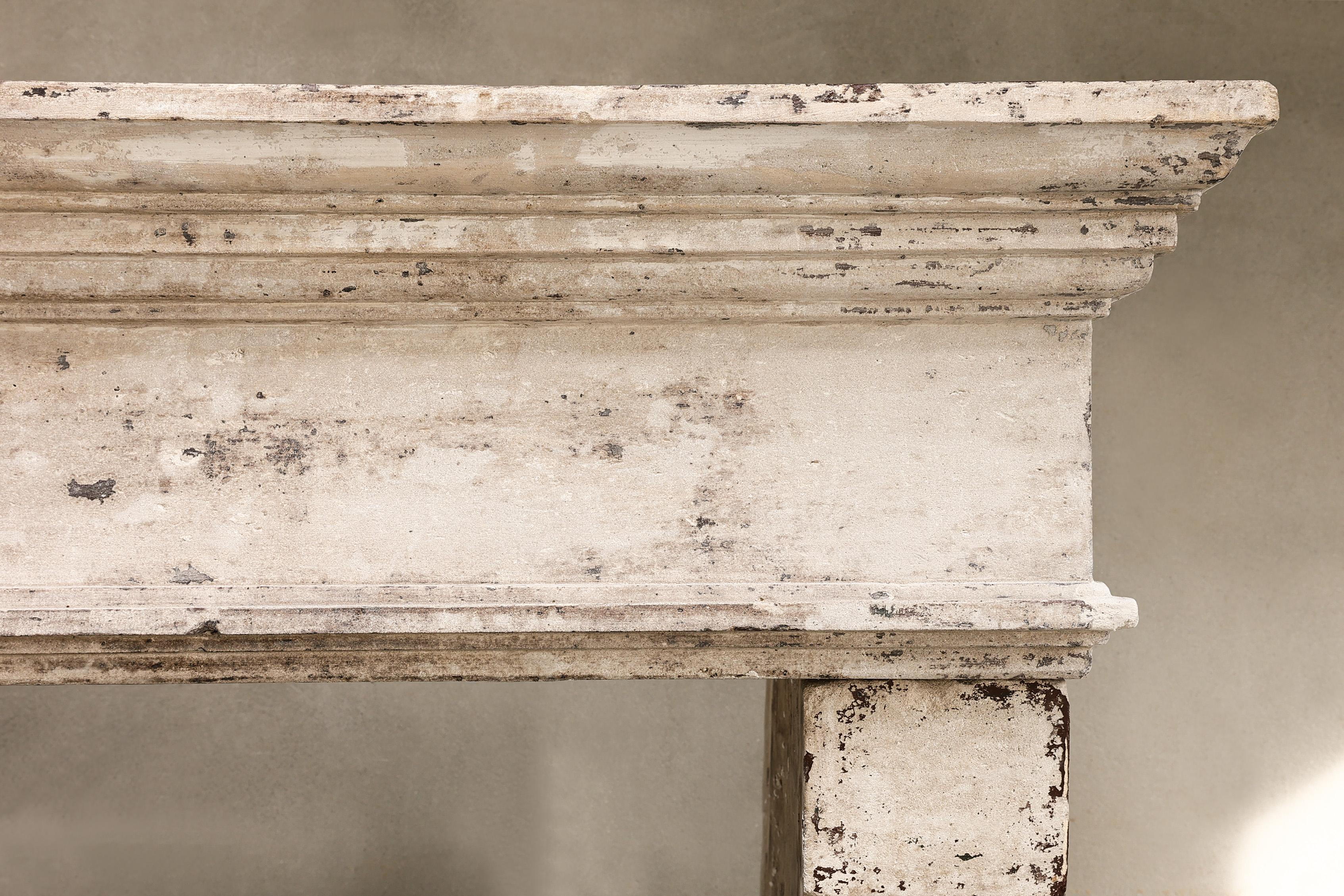 Beautiful rustic fireplace made of French limestone from the 19th century! This antique fireplace is in Campagnarde style and has a beautiful top and lines and a quiet rural appearance.