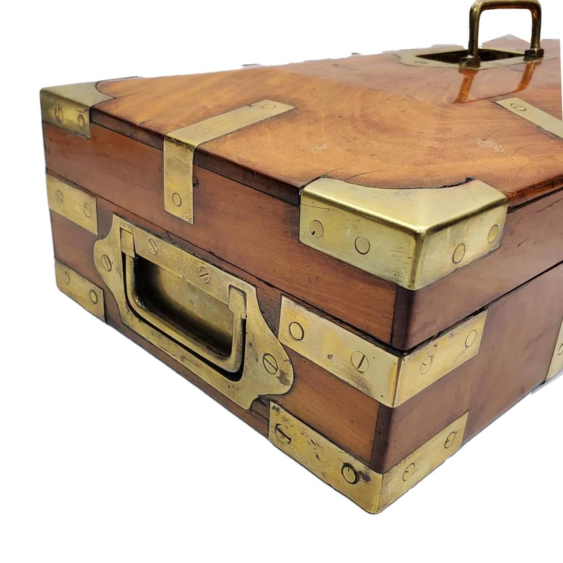 Stile Campaign Valigia Campaigner del XIX secolo in Wood Wood con cinghie e maniglie in ottone in vendita