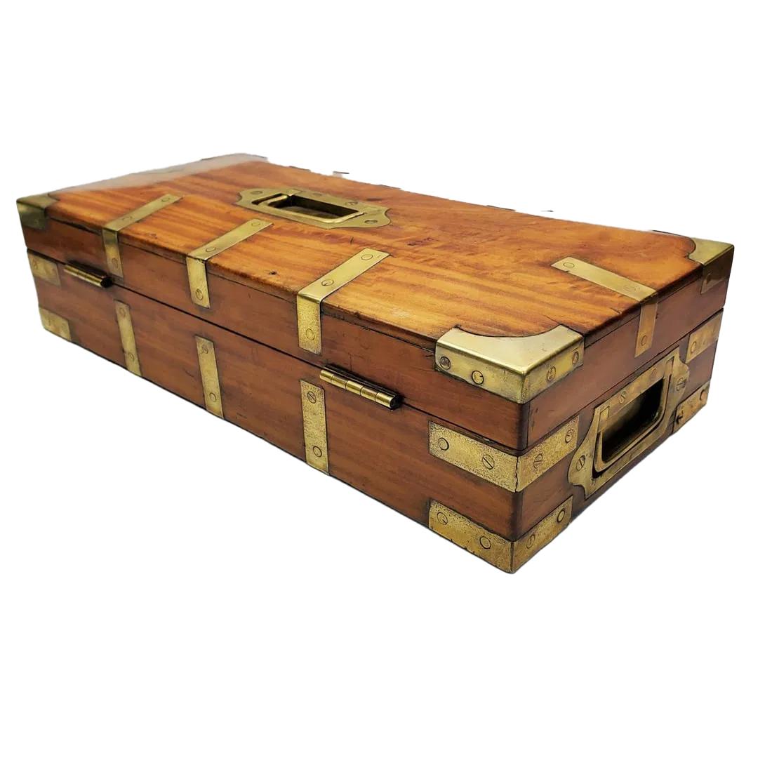 Ottone Valigia Campaigner del XIX secolo in Wood Wood con cinghie e maniglie in ottone in vendita