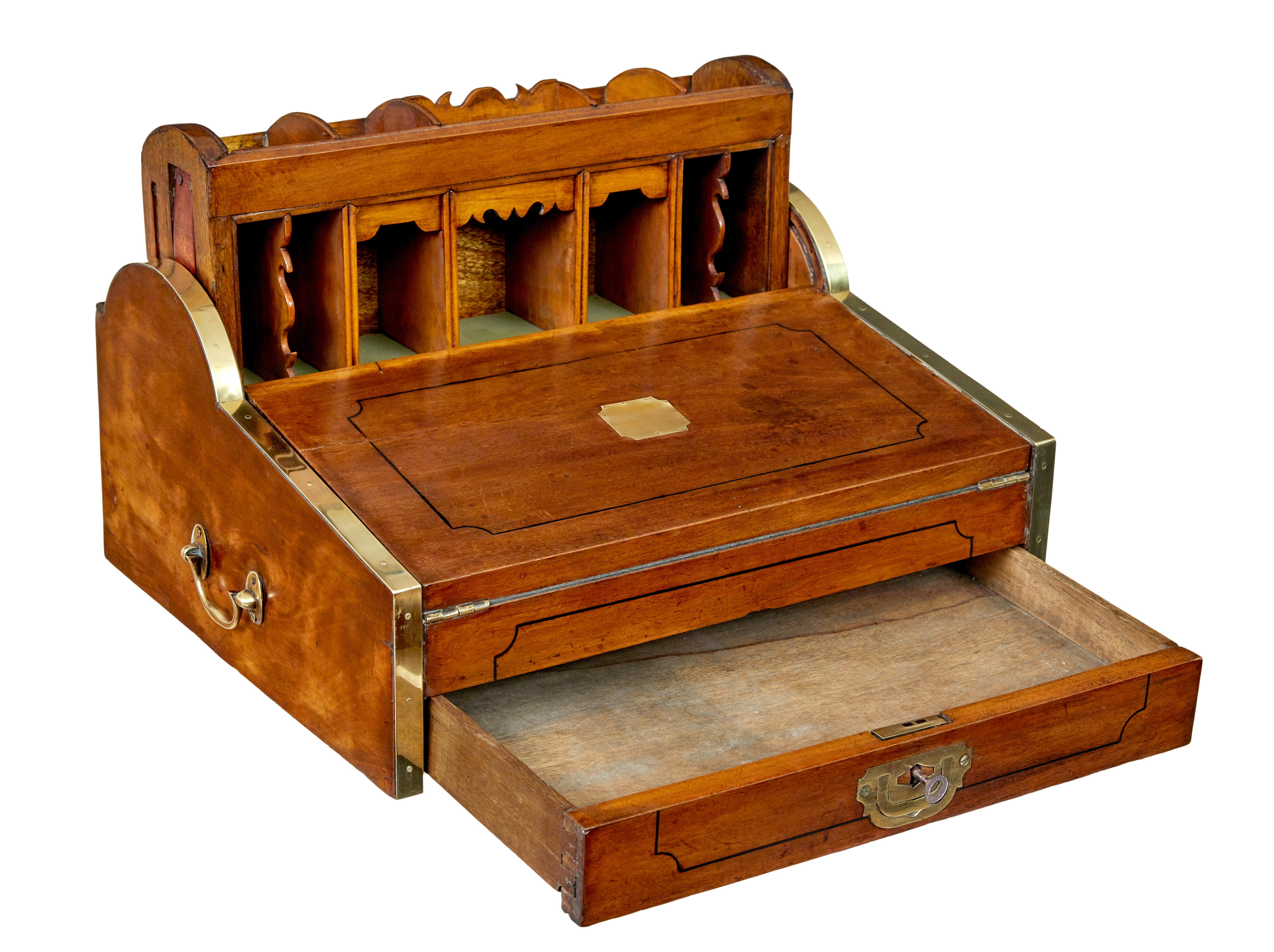 Metamorpher Kampferschreiber aus dem 19. Jahrhundert, um 1890.

Hier haben wir einen hochwertigen Campaigner Tambour-Tisch aus Kampferholz.

Dieser messinggebundene Schreibtisch hat viele Eigenschaften.  Mit Messinggriffen auf jeder Seite und einer