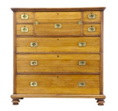 Bureau de campagne militaire du 19ème siècle en camphre avec commodes divisées.