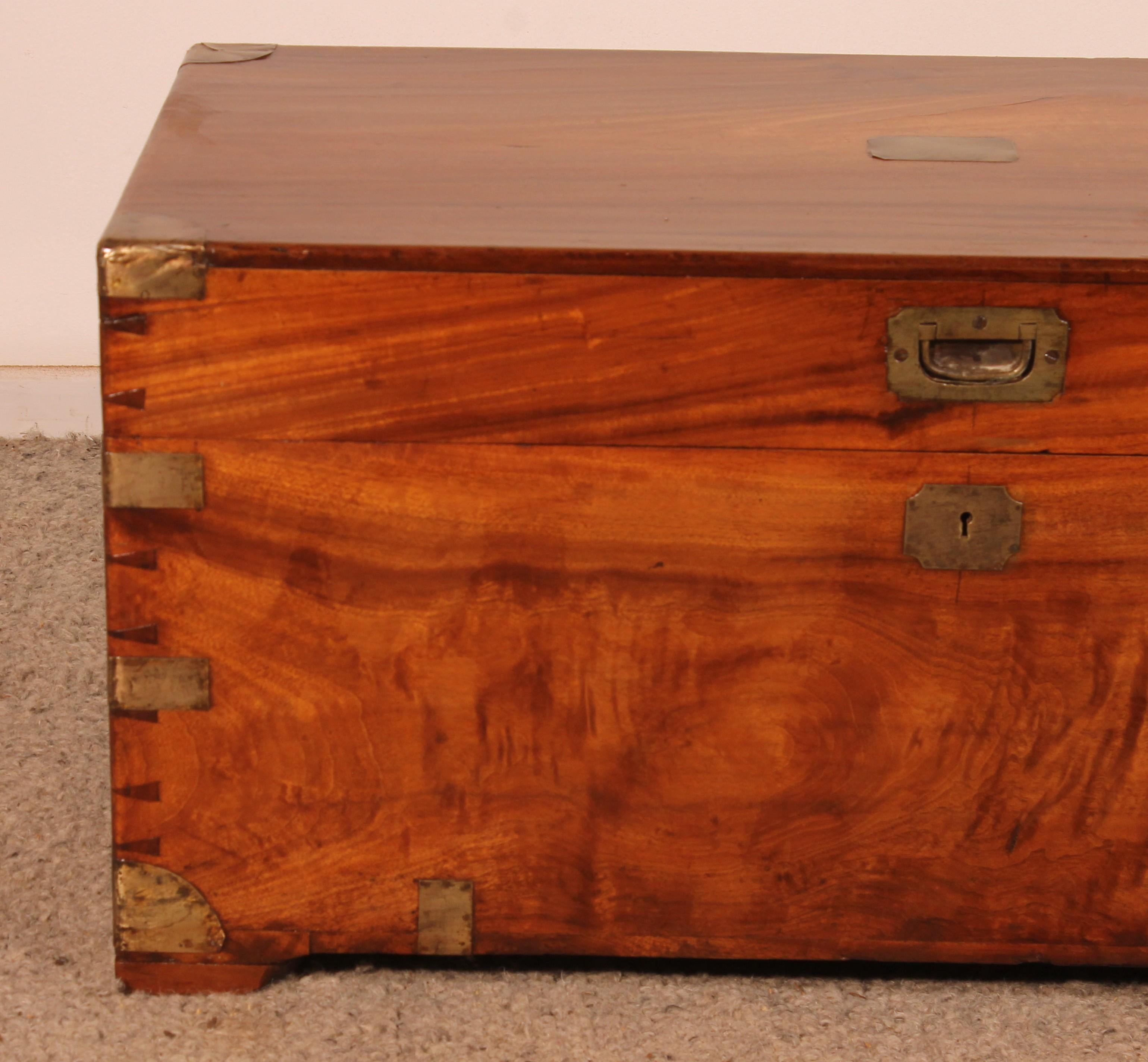 Magnífico cofre marino de madera de alcanfor del siglo XIX con sello de Hong Kong.
Este precioso arcón se fabricó en Hong Kong, que en aquella época era una colonia británica. También lleva un cartel en el costado que indica que el cofre viajó en