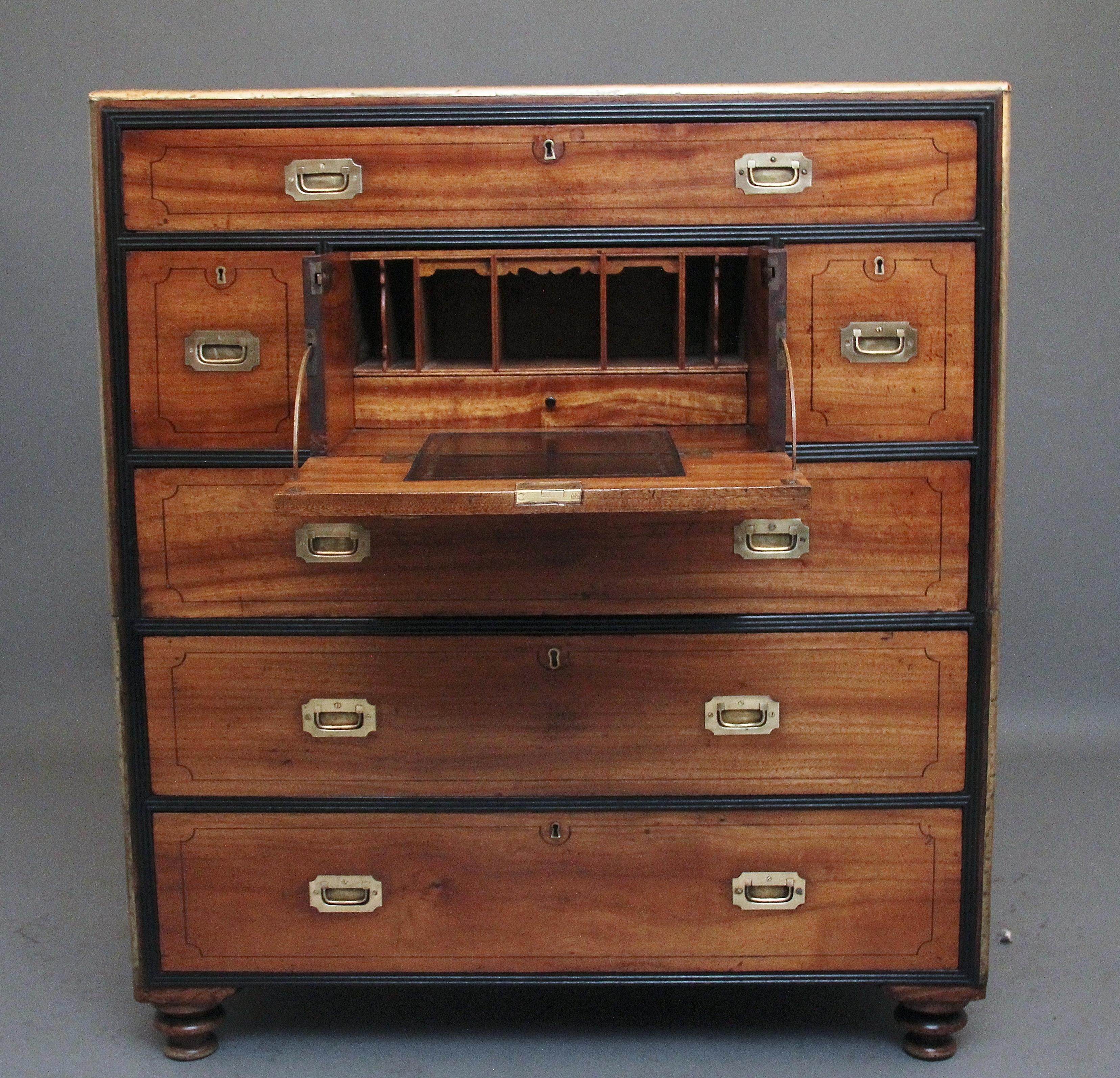 Cassettone militare in legno di canfora dell'inizio del XIX secolo, destinato al mercato cinese, con una combinazione di sette cassetti e con ogni cassetto dotato di maniglie originali incassate in ottone e decorate con intarsi in ebano, con quattro