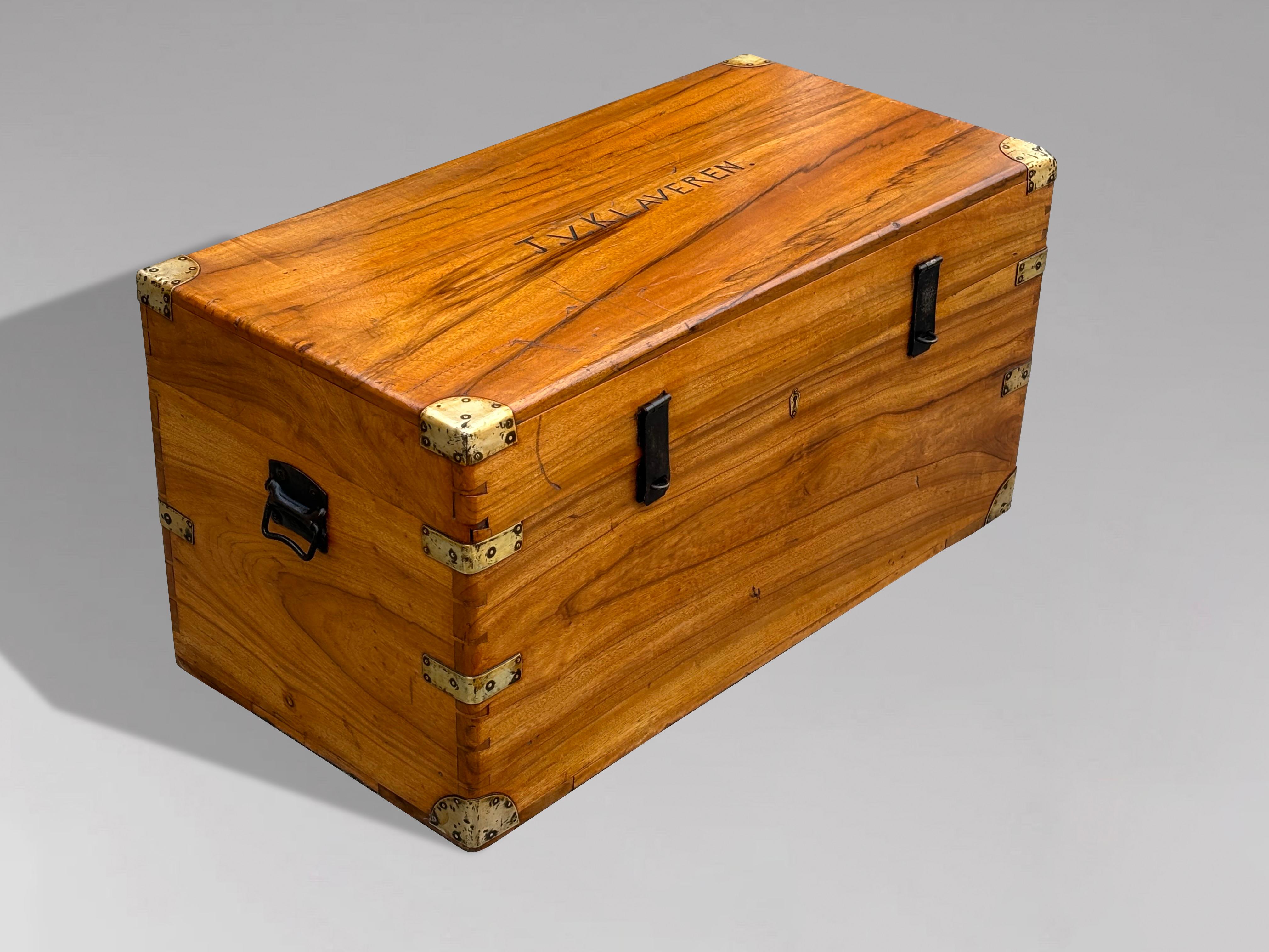 Baule da viaggio Campaigner in legno di canfora del XIX secolo in vendita 5