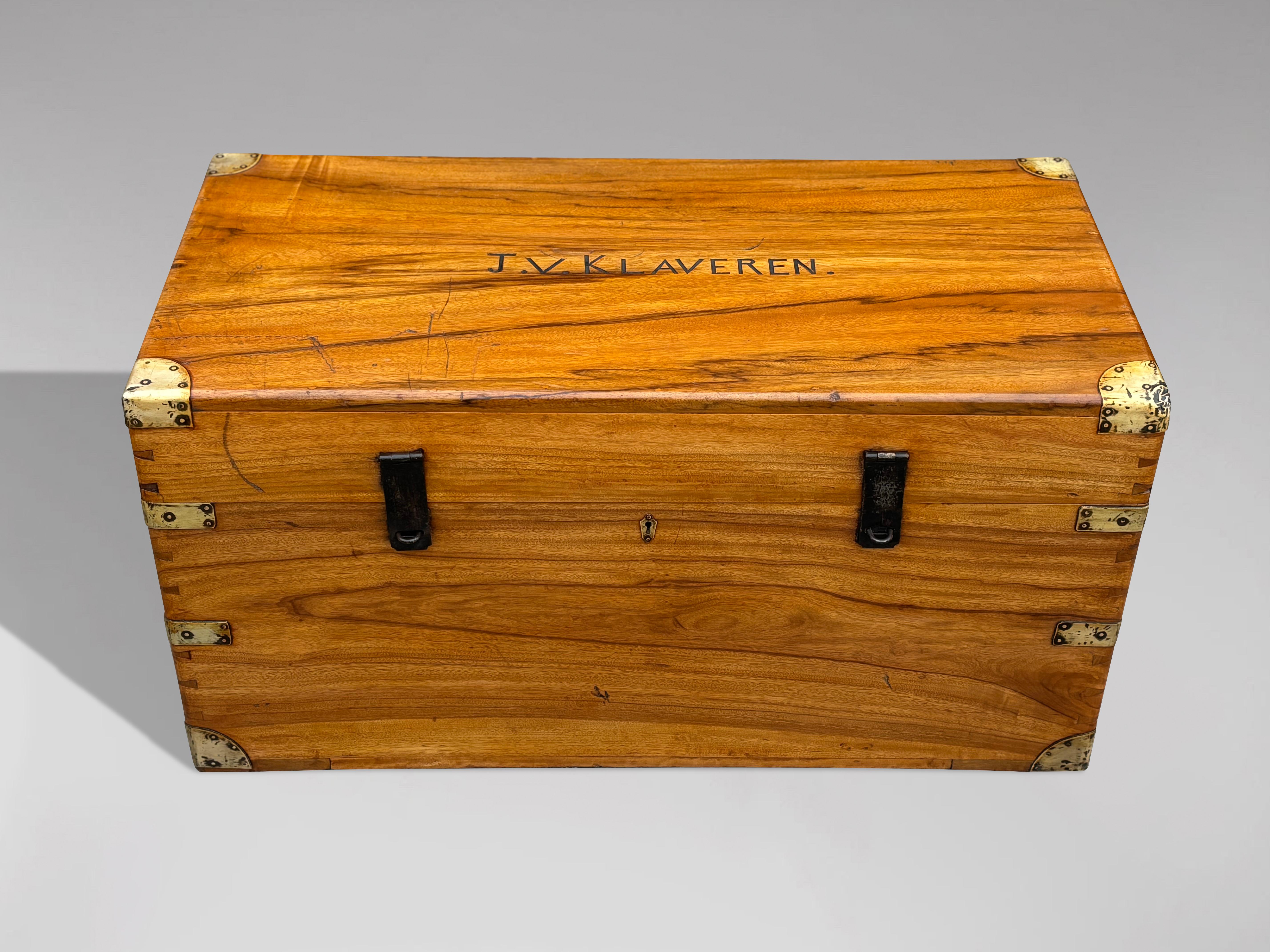 Baule da viaggio Campaigner in legno di canfora del XIX secolo in vendita 6