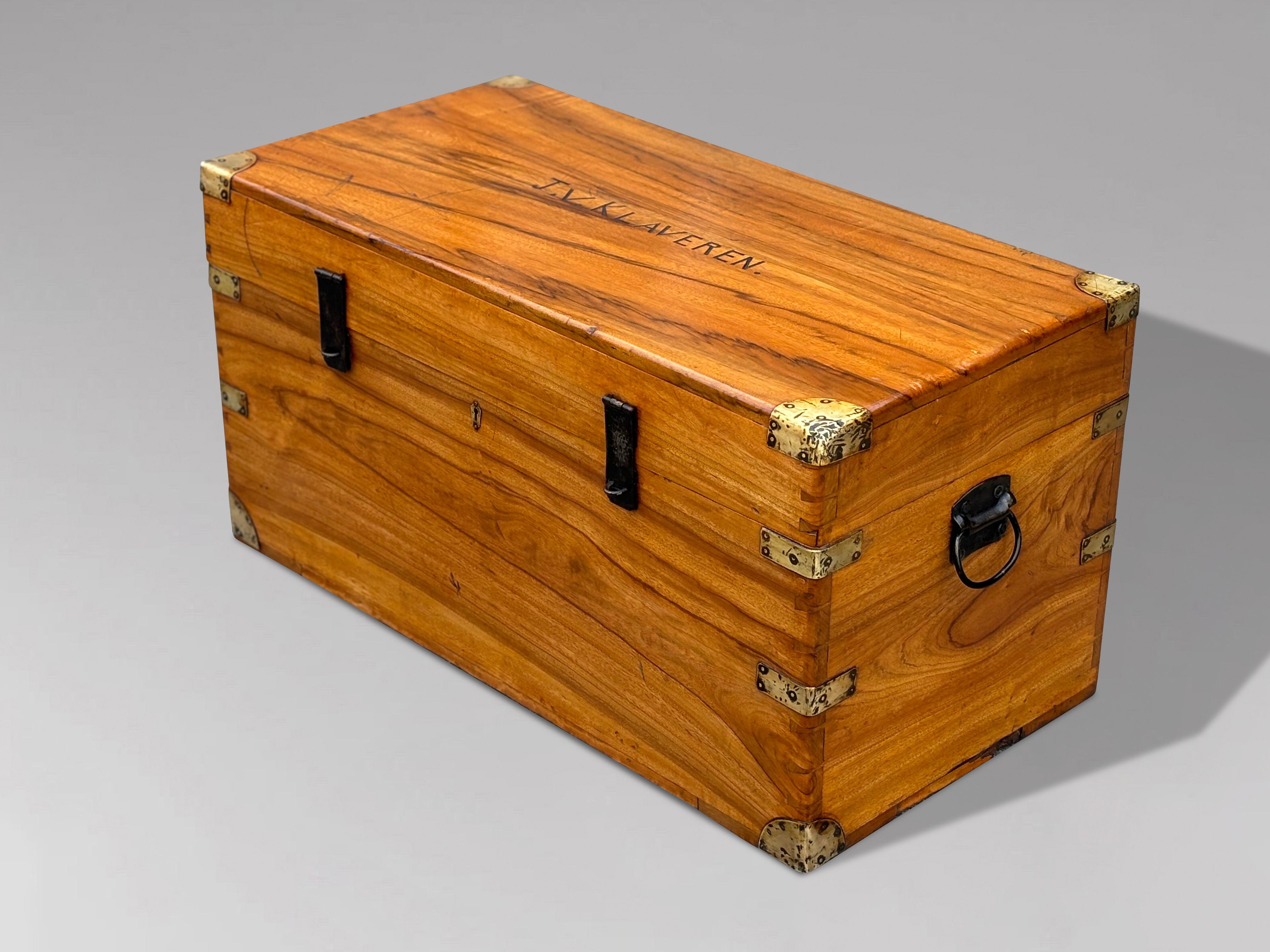 Un grande baule da viaggio in legno di canfora della fine del XIX secolo, rilegato in ottone e con maniglie in ottone. Presenta un colore e una patina caldi e ricchi, adatti all'uso come tavolino decorativo. I primi legni presentano un colore e una