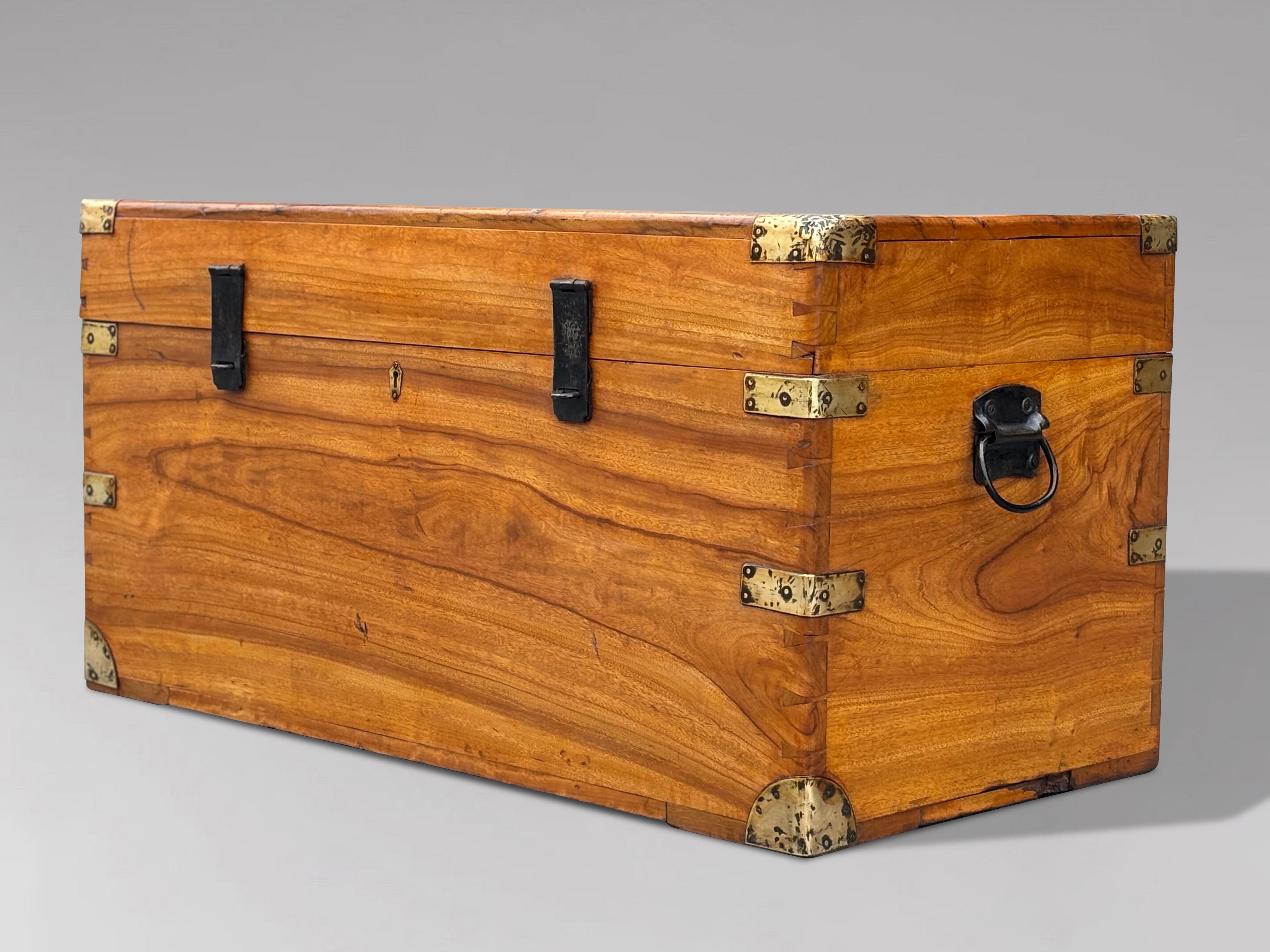 Britannico Baule da viaggio Campaigner in legno di canfora del XIX secolo in vendita