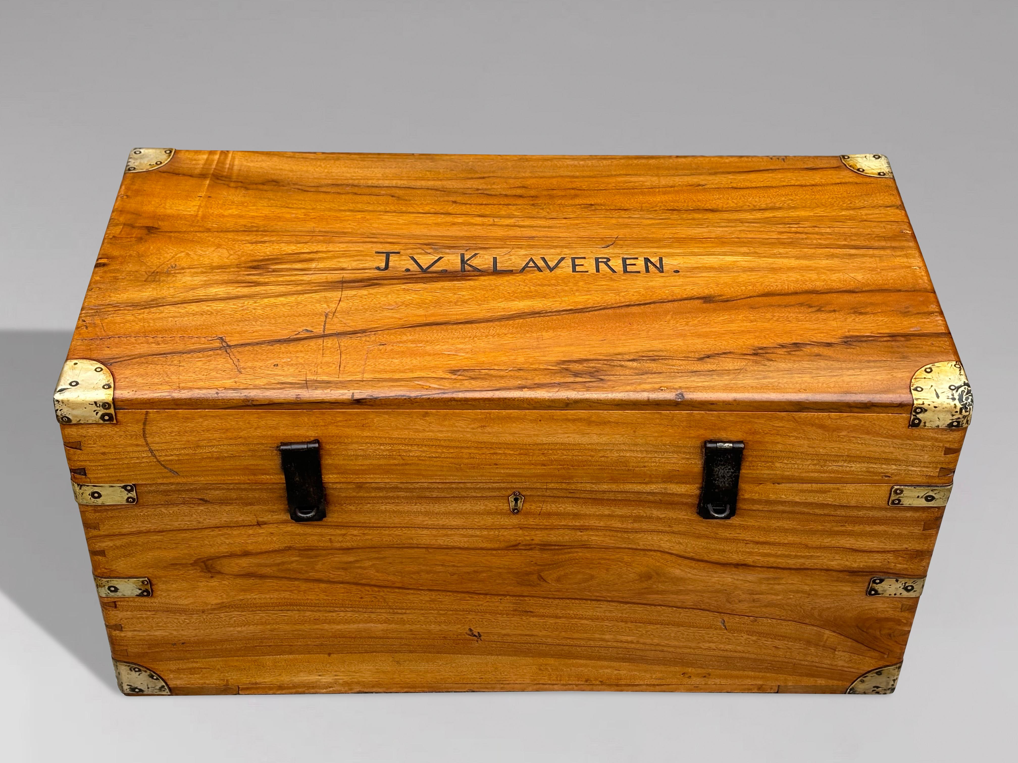 Baule da viaggio Campaigner in legno di canfora del XIX secolo In condizioni buone in vendita a Petworth,West Sussex, GB