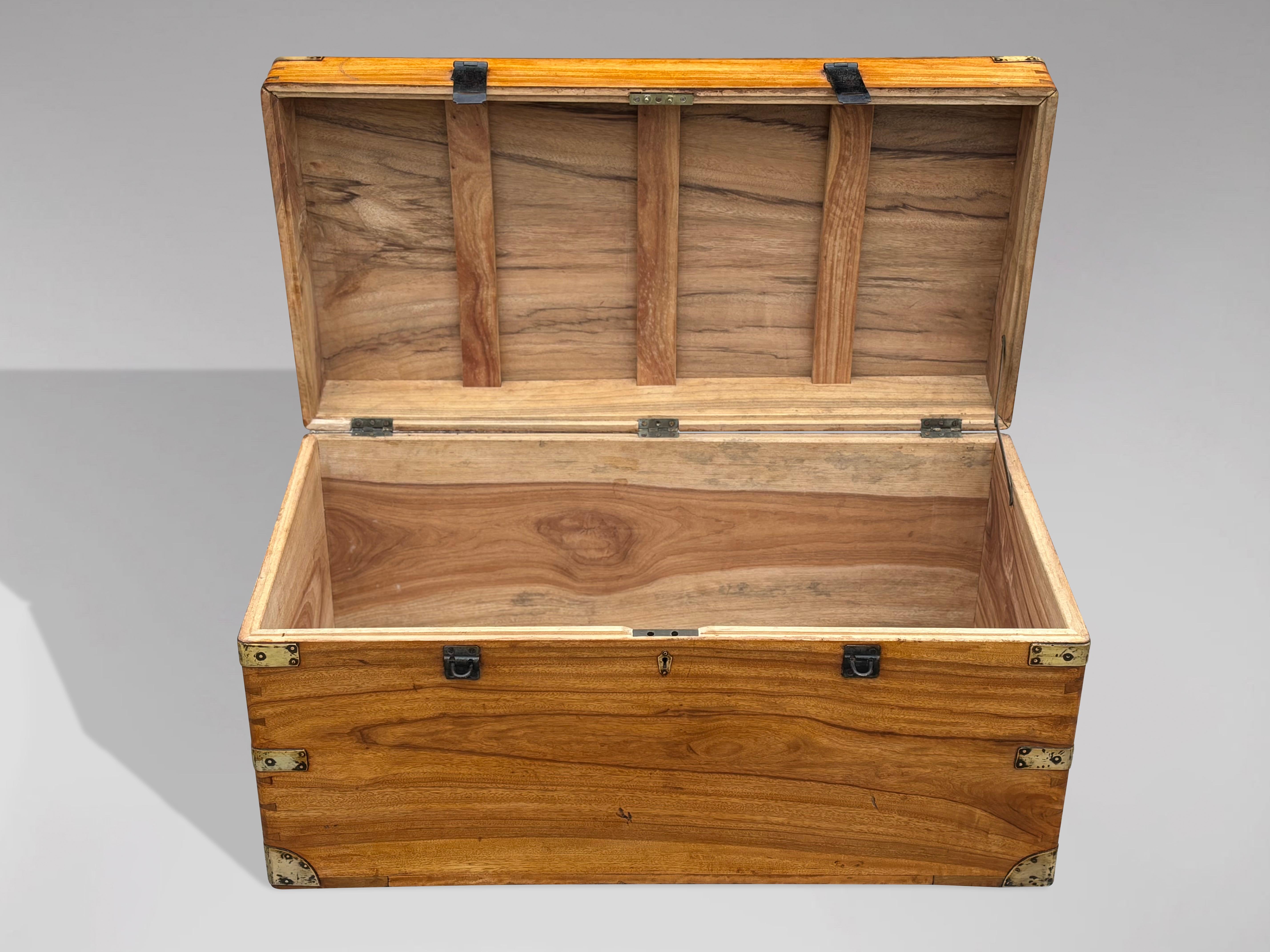 Altro Baule da viaggio Campaigner in legno di canfora del XIX secolo in vendita