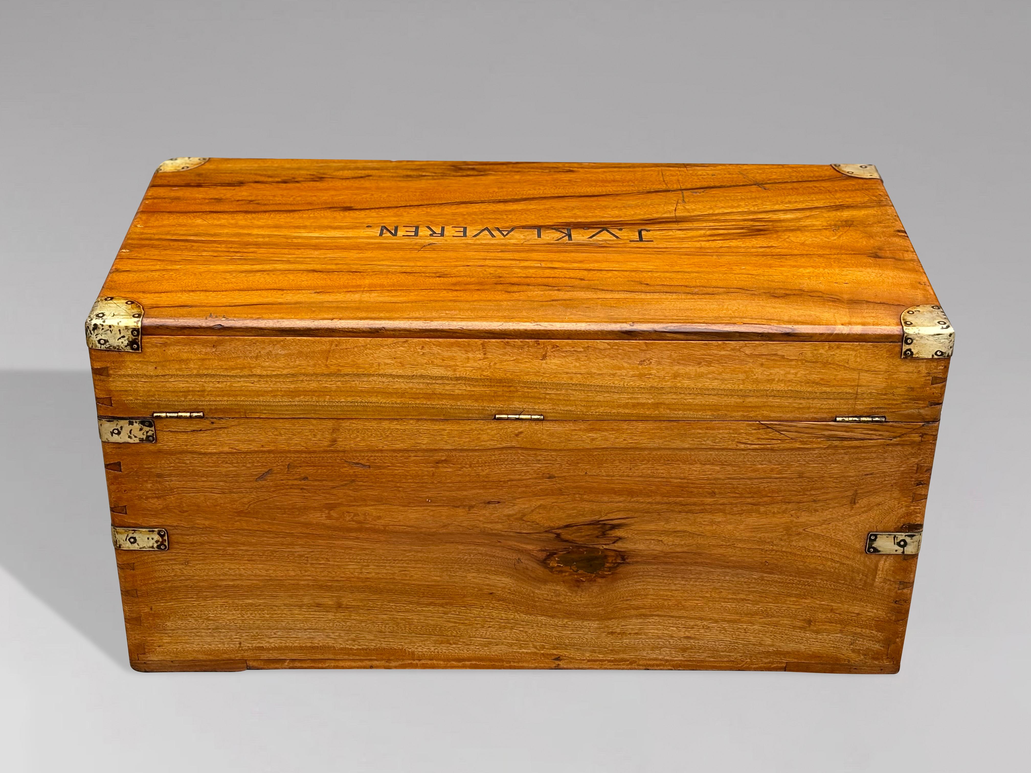Baule da viaggio Campaigner in legno di canfora del XIX secolo in vendita 2