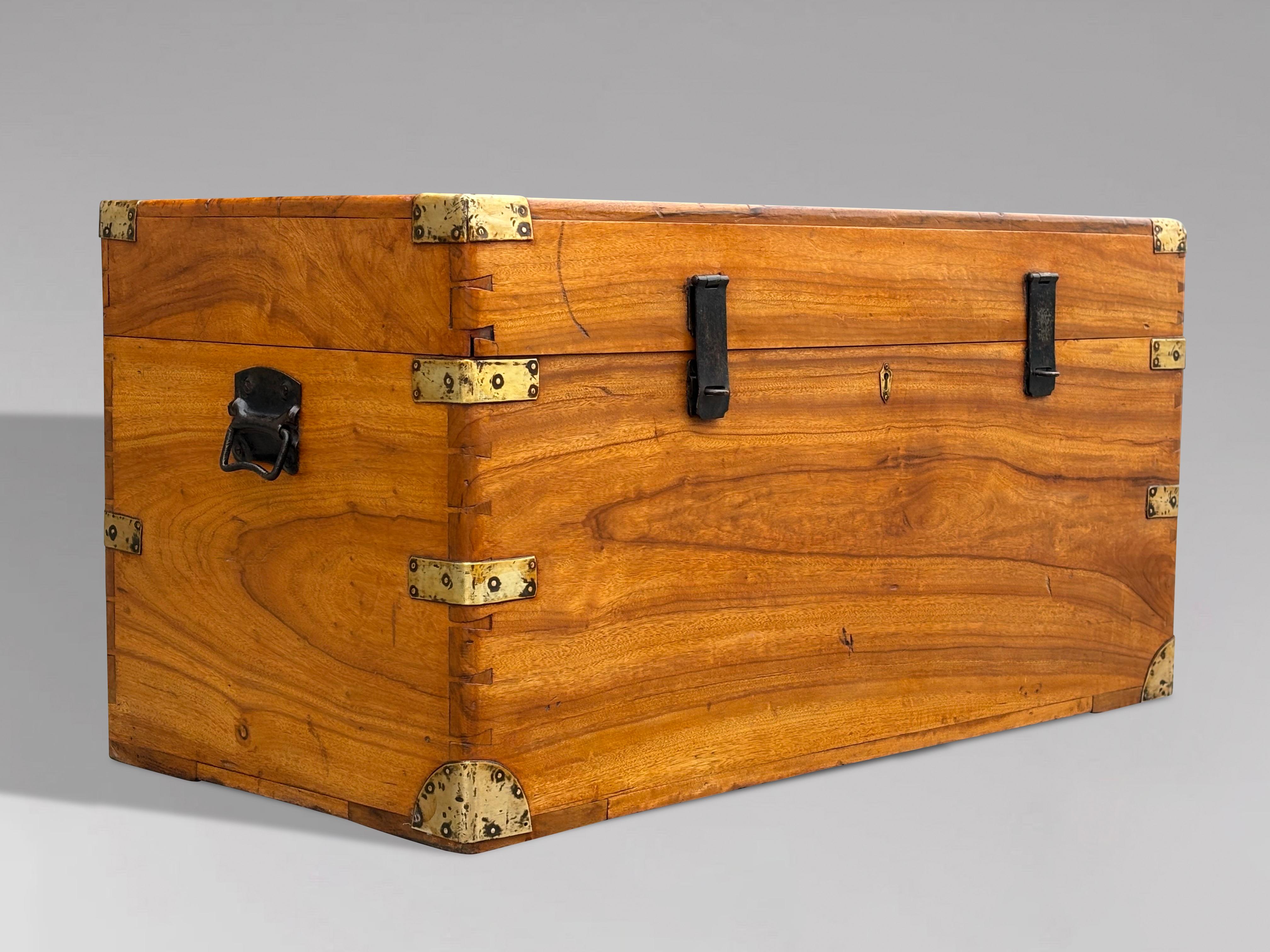 Baule da viaggio Campaigner in legno di canfora del XIX secolo in vendita 3