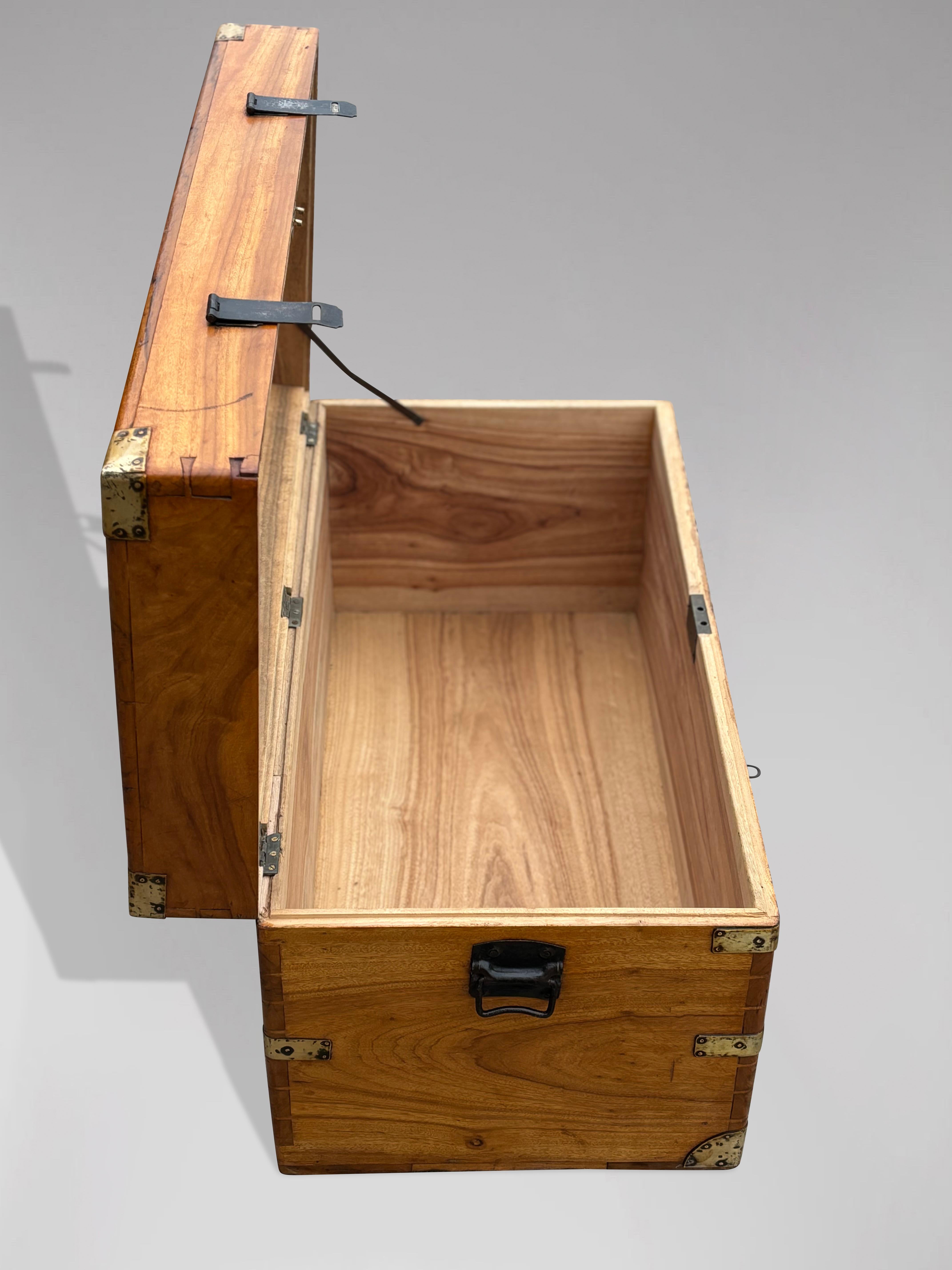 Baule da viaggio Campaigner in legno di canfora del XIX secolo in vendita 4