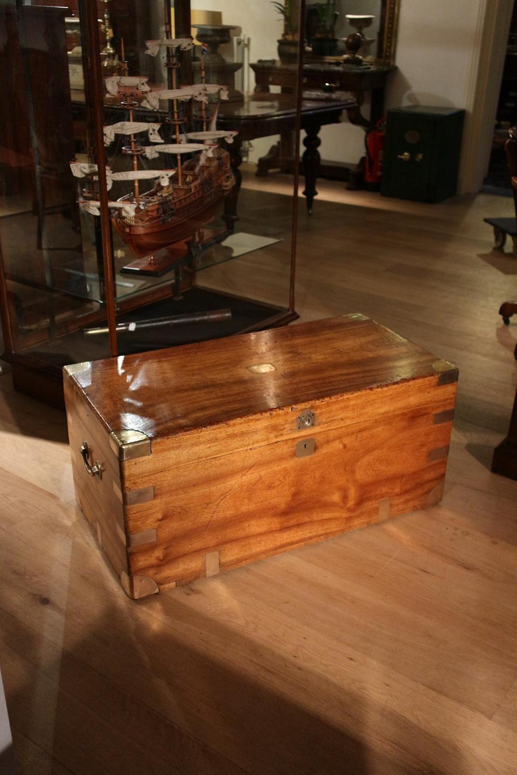 Beautiful camphor wooden box. In good condition. Wonderful to use as a small coffee table
in the 18th and 19th centuries, camphor boxes were used to transport tea, silk and porcelain from China to Europe and America. Camphor wood has a fresh scent