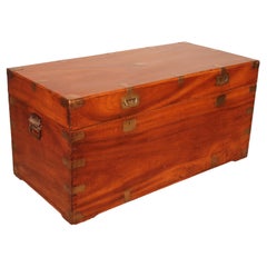 19. Jahrhundert Camphorwood Marine oder Campaigner Chest mit doppelten Schlössern und Tablett