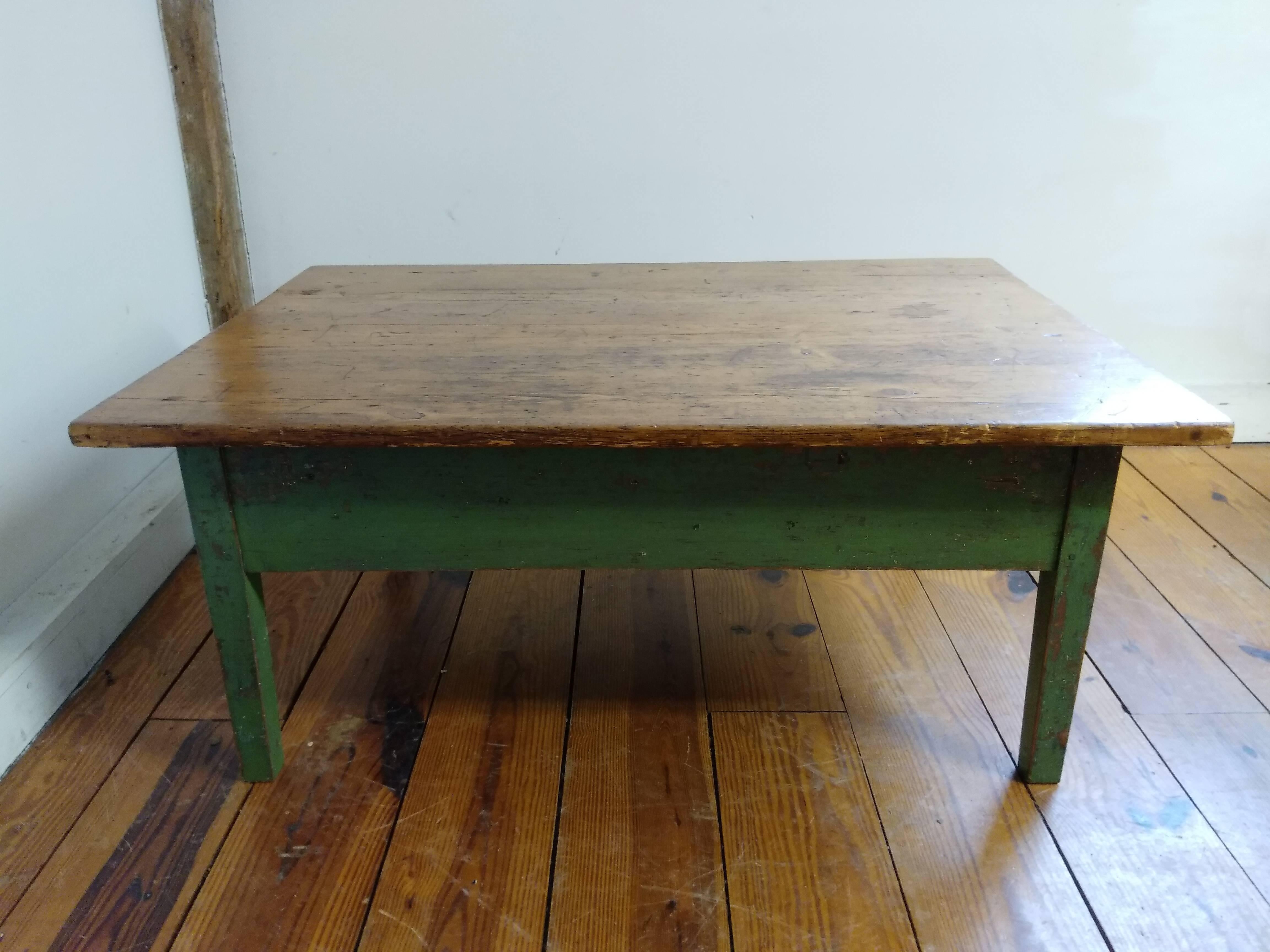 This two-drawer coffee table from 1880 features original vibrant green paint on its base. The table, from the Quebec region, has a natural finish on the top. The entire look is as original as a coffee table can get.



 