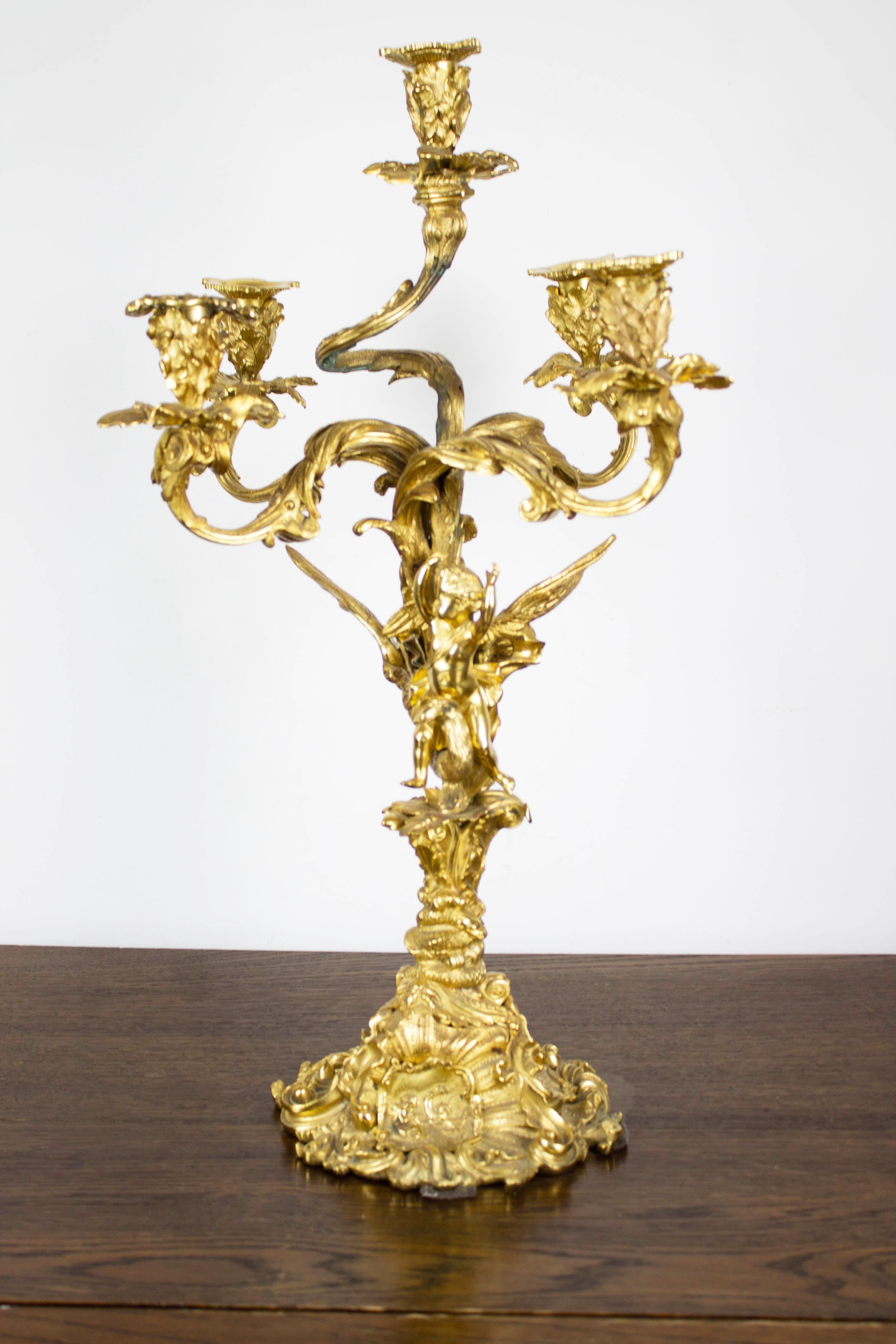 French candelabra of the second half of the 19th century. Object in gilded and chiseled bronze of good quality. Candelabra 5 lights of great size and impact, for antique dealers and collectors. In beautiful patina in the complex in good state of