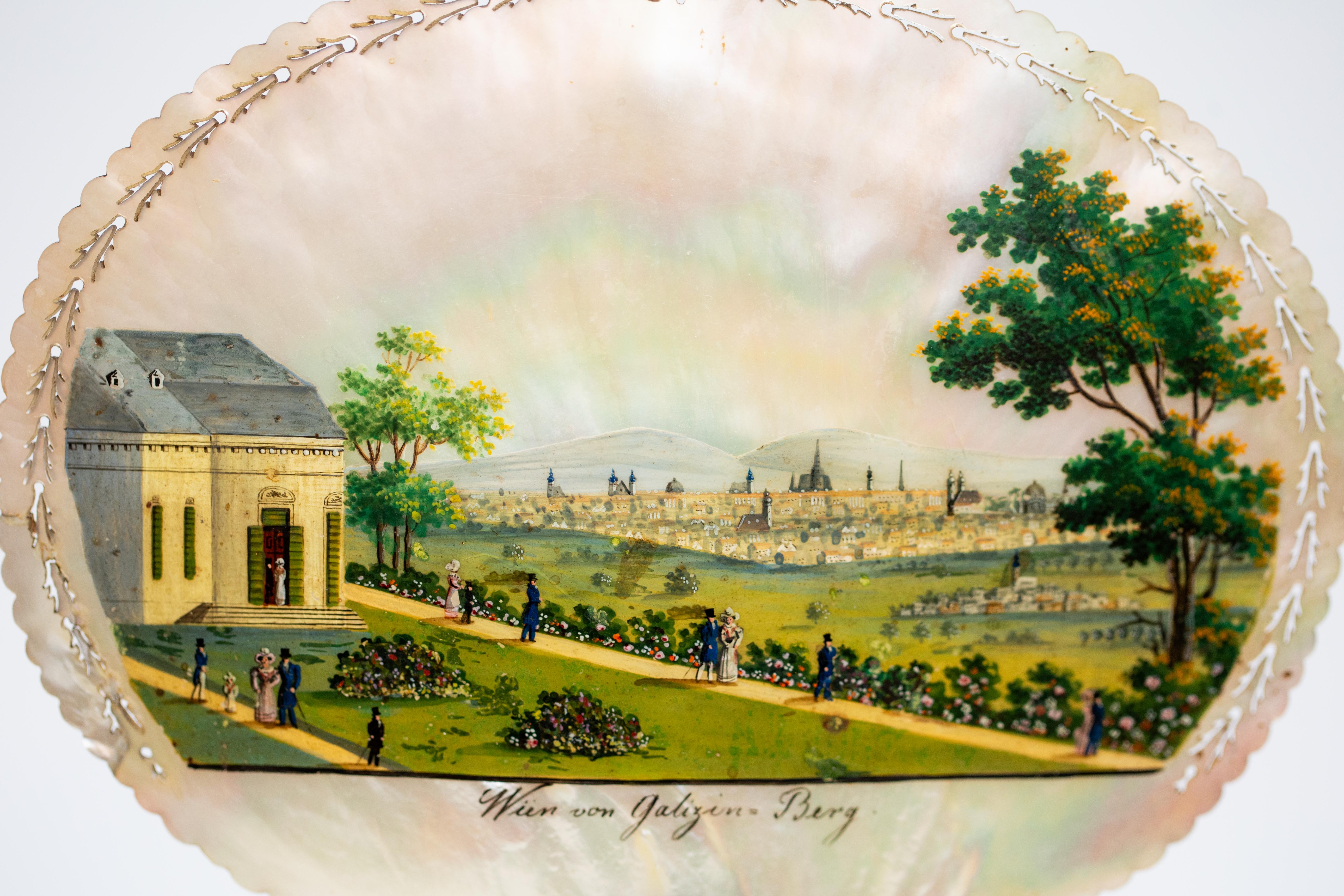 Perlmuttlichtschirm oder Kerzenleuchter von Balthasar Wigand Wien um 1810-1820 mit sehr schöner Bemalung  vom Galitzerberg in Wien.
Balthasar Wigand geboren 1771  lebte und arbeitete in einer Zeit des kulturellen Umbruchs, die durch den Aufstieg des