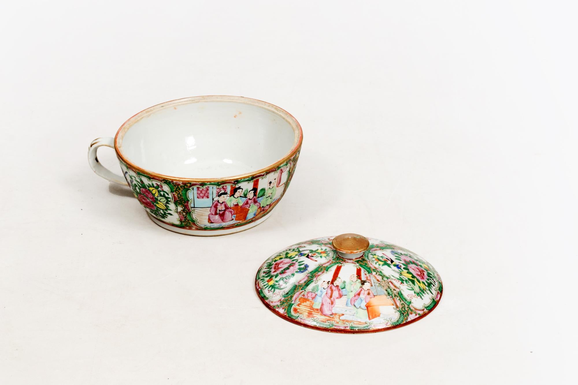 Hand-Painted 19th Century Canton Chinese Export Porcelain Chestnut Bowl For Sale